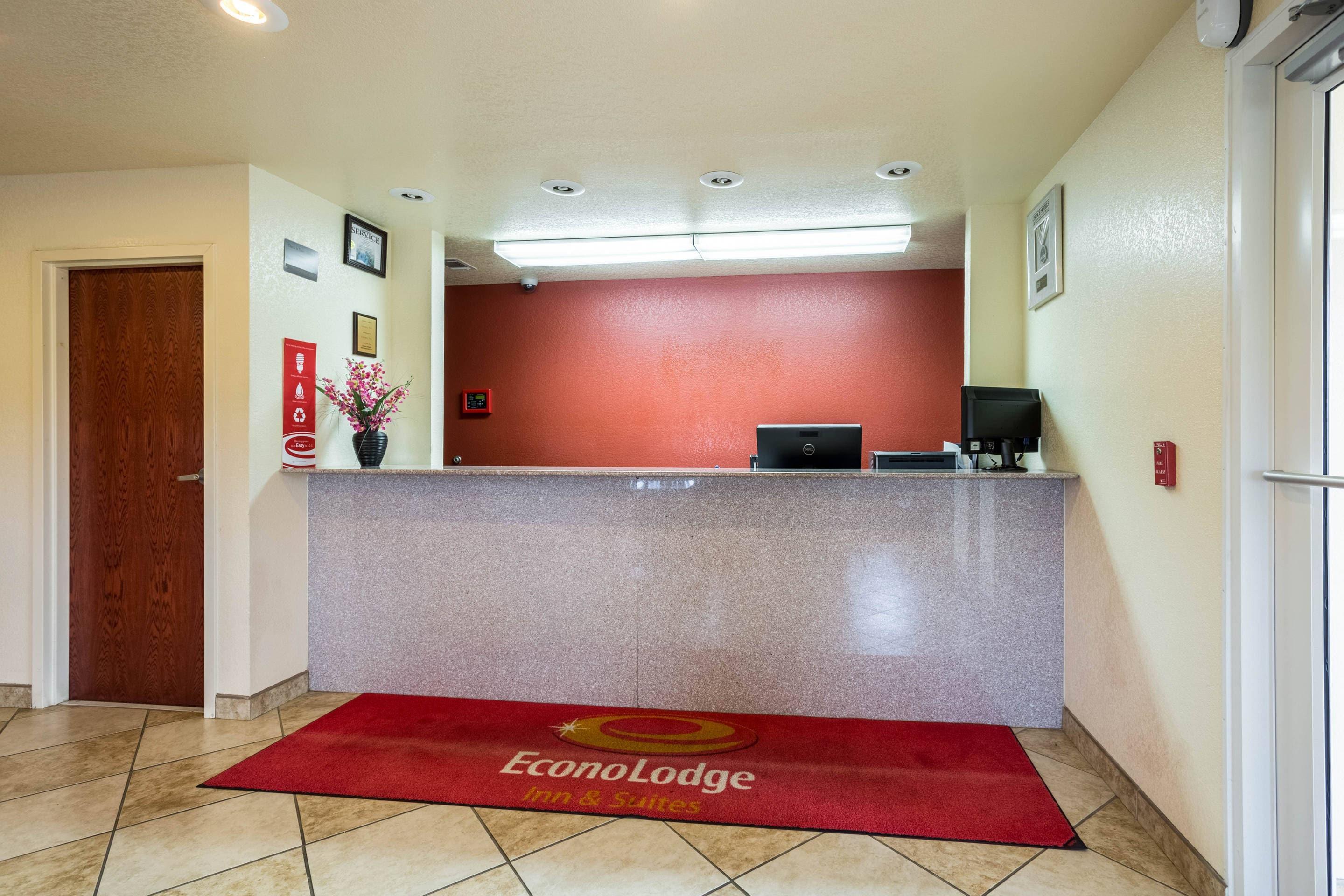 Front desk with friendly staff | Econo Lodge Inn & Suites Searcy