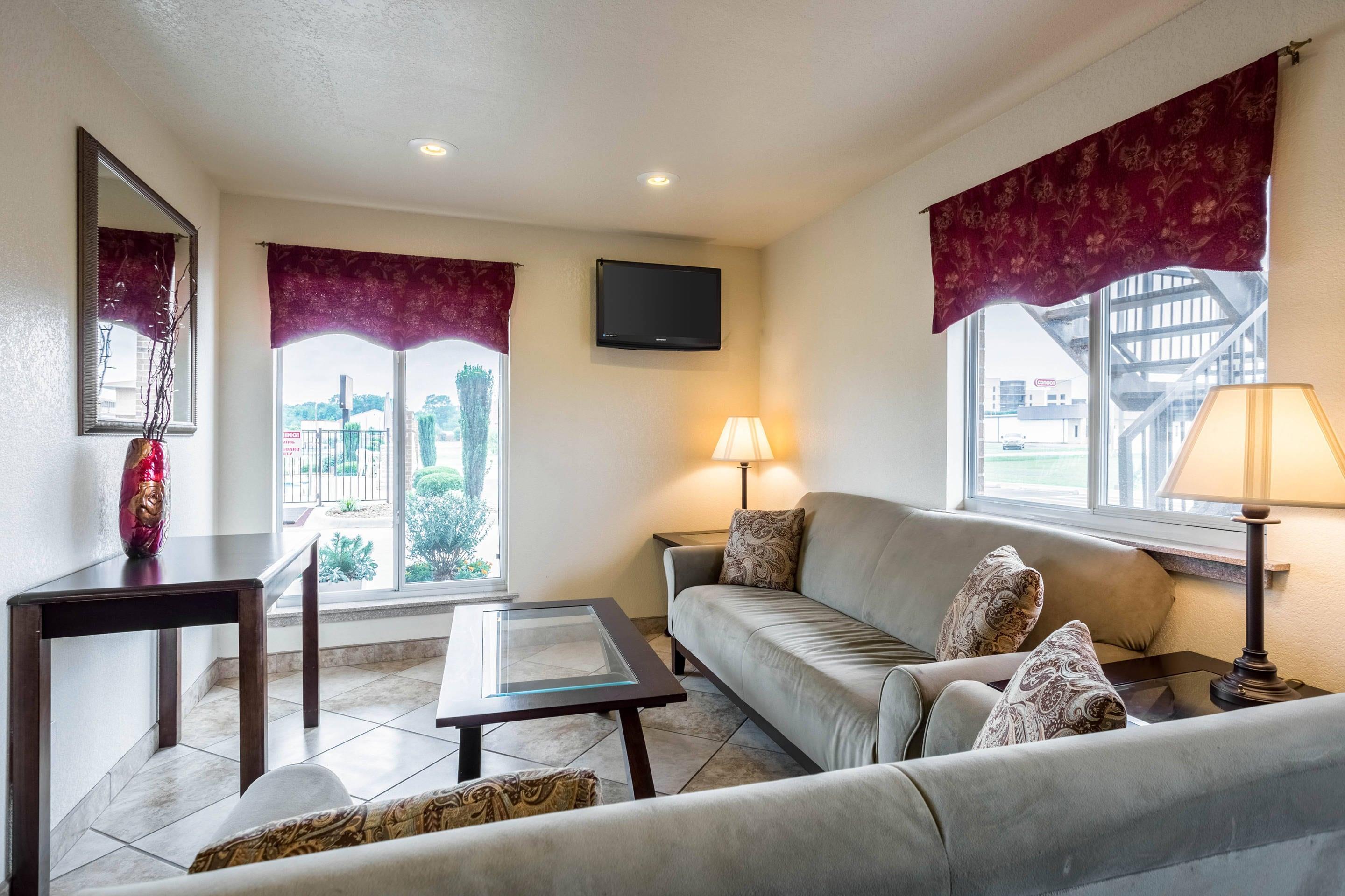 Lobby with sitting area | Econo Lodge Inn & Suites Searcy