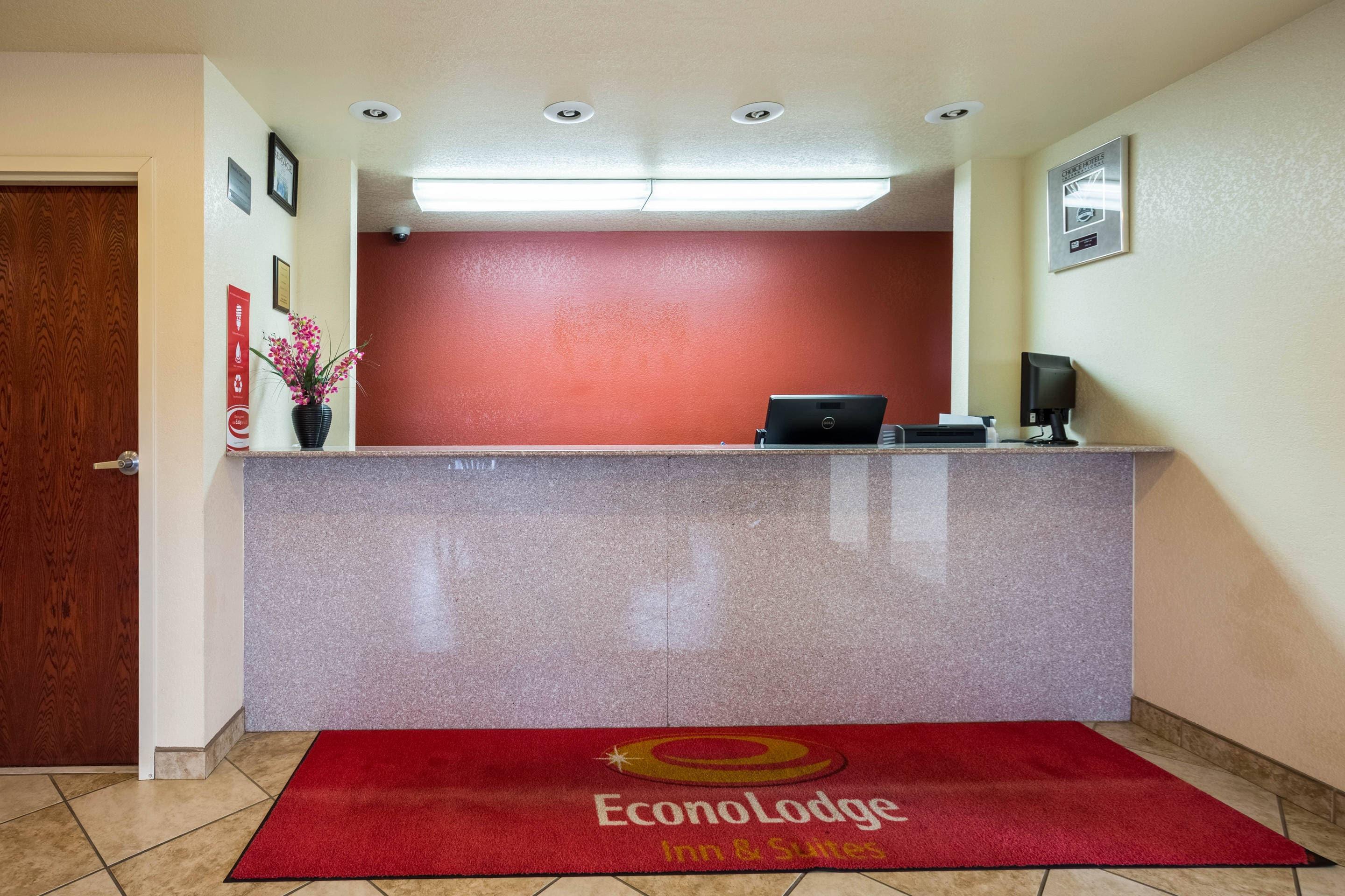 Front desk | Econo Lodge Inn & Suites Searcy