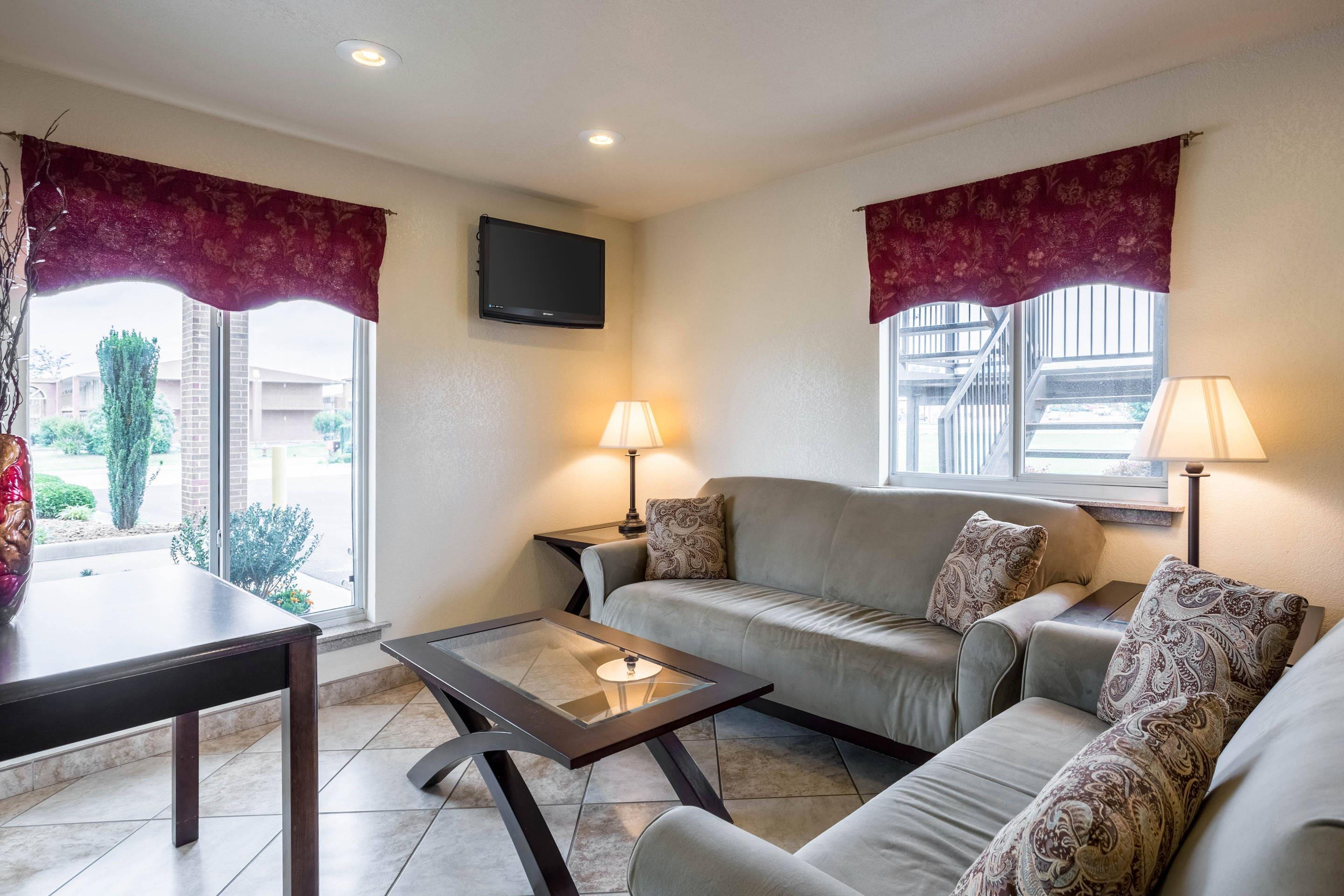 Hotel lobby | Econo Lodge Inn & Suites Searcy