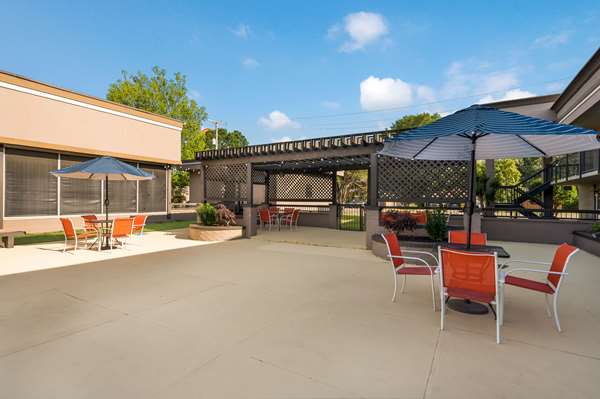 Pool - Clarion Inn & Suites Russellville - I-40, Exit 81