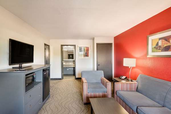 Suite - Clarion Inn & Suites Russellville - I-40, Exit 81