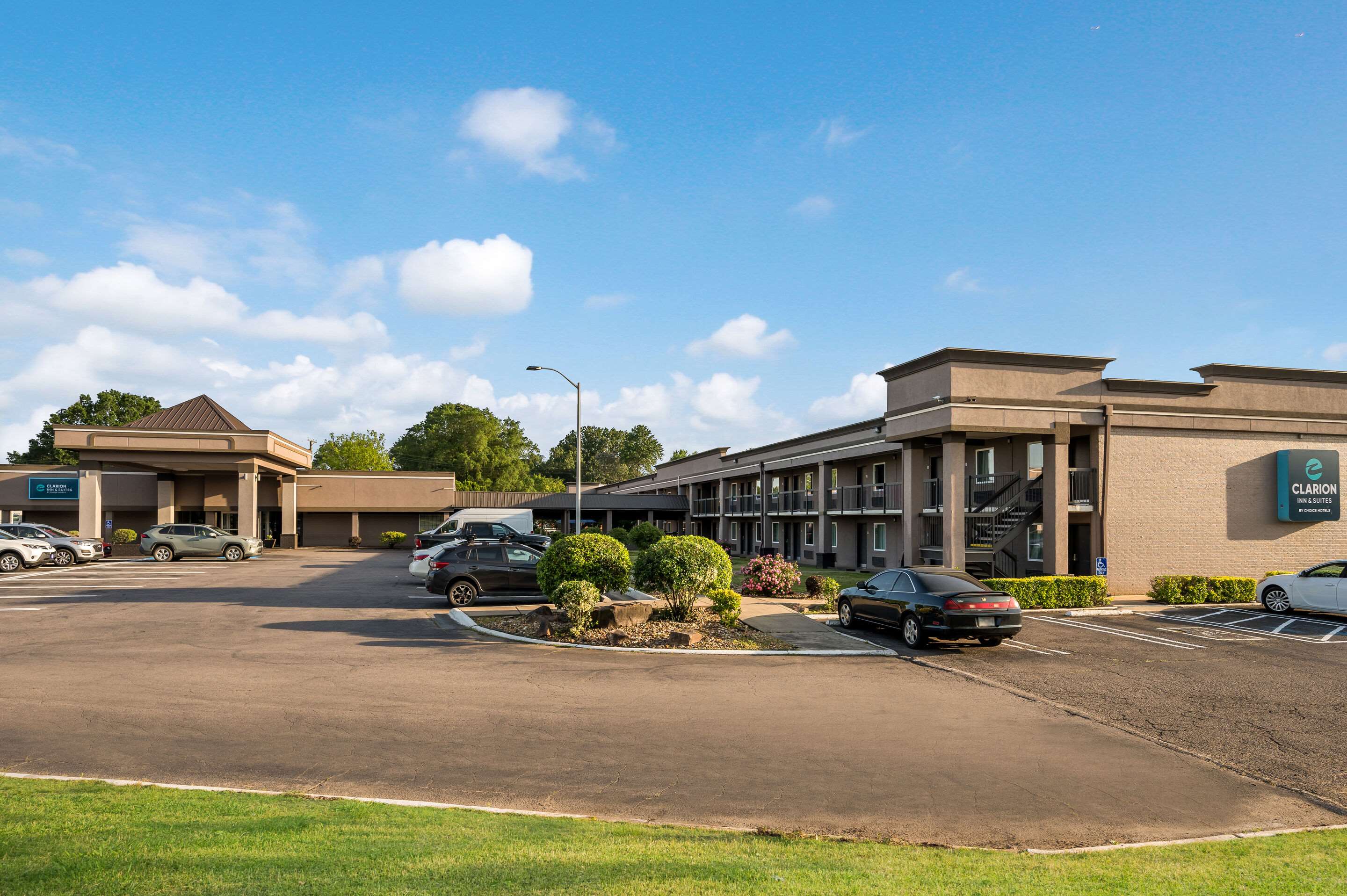 Hotel exterior | Clarion Inn & Suites Russellville I-40