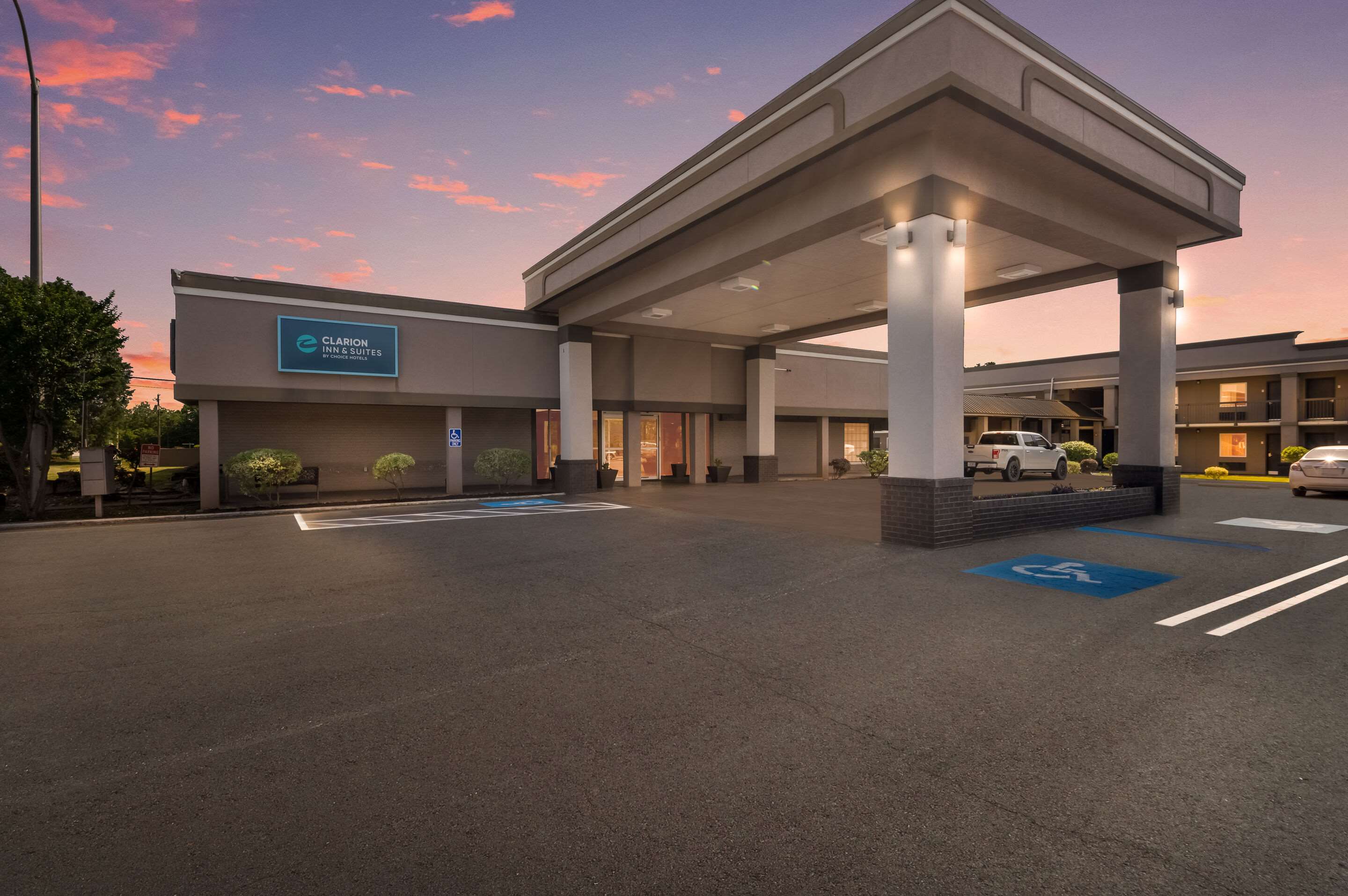 Hotel exterior | Clarion Inn & Suites Russellville I-40