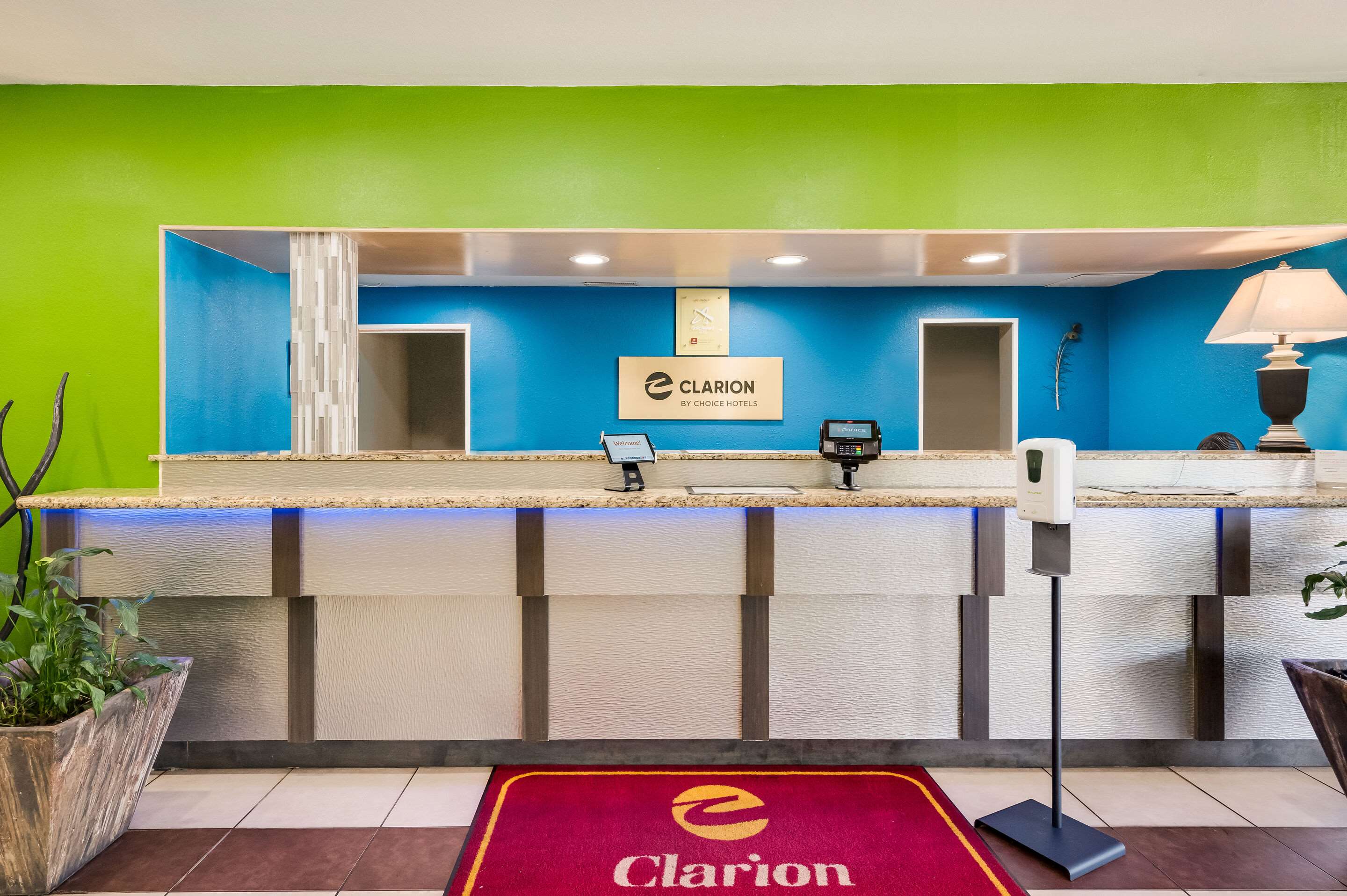 Front desk | Clarion Inn & Suites Russellville I-40