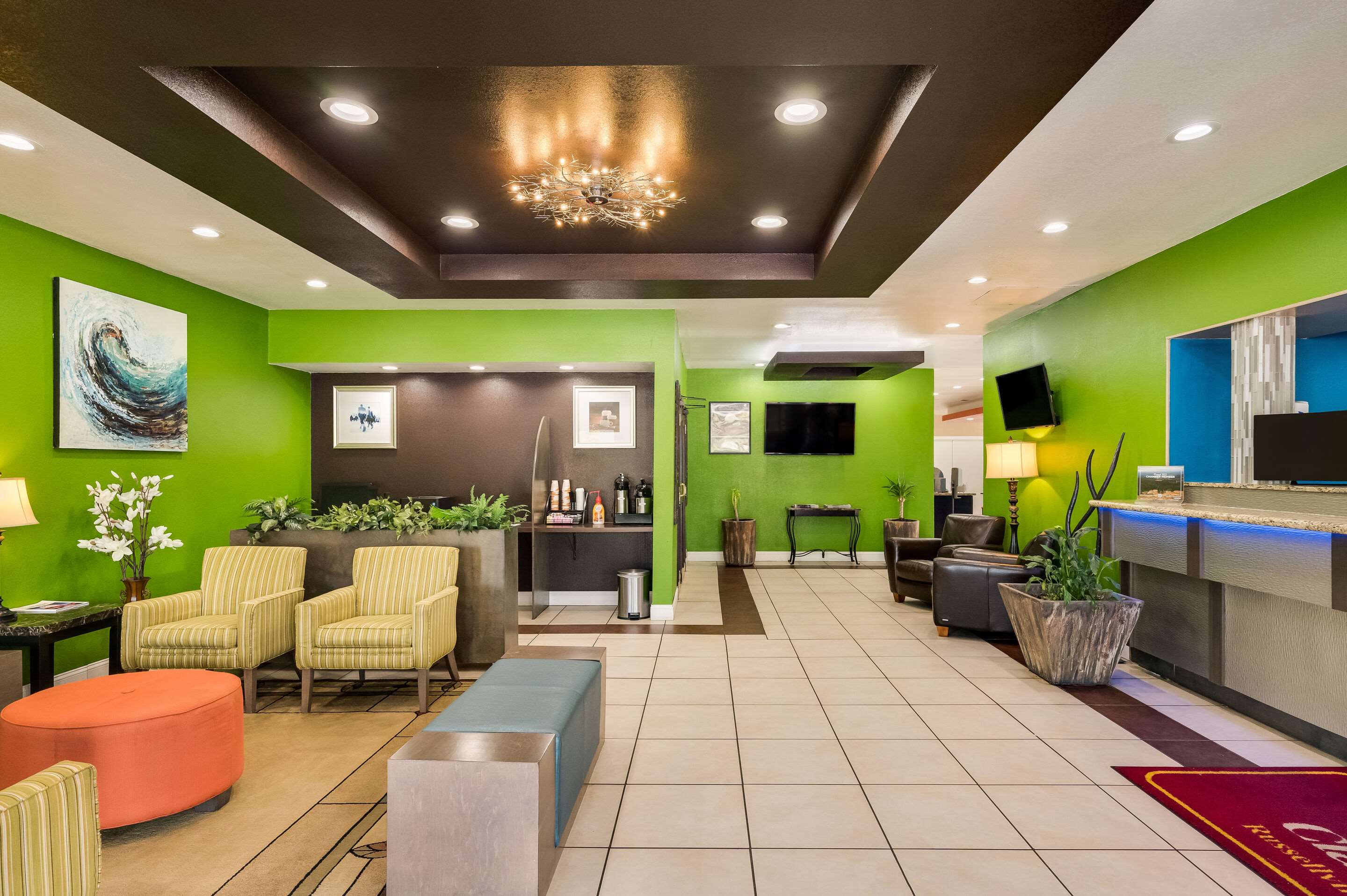 Lobby with sitting area | Clarion Inn & Suites Russellville I-40