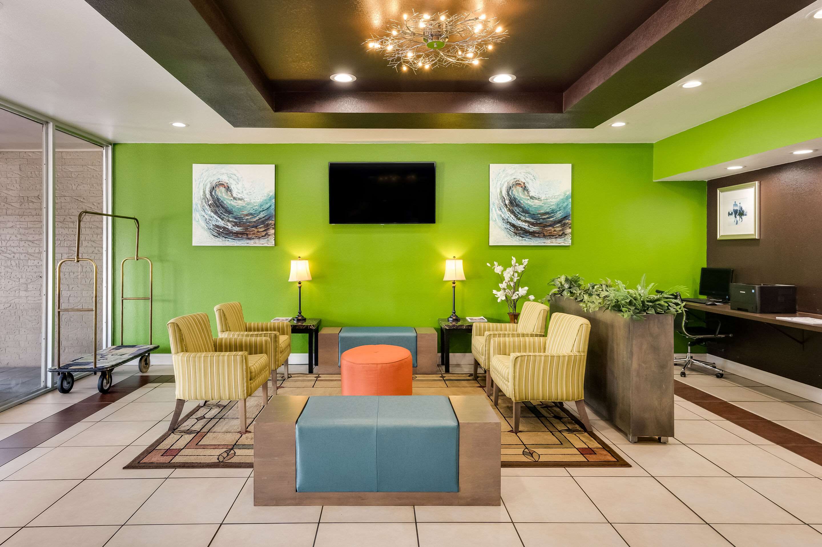 Spacious lobby with sitting area | Clarion Inn & Suites Russellville I-40