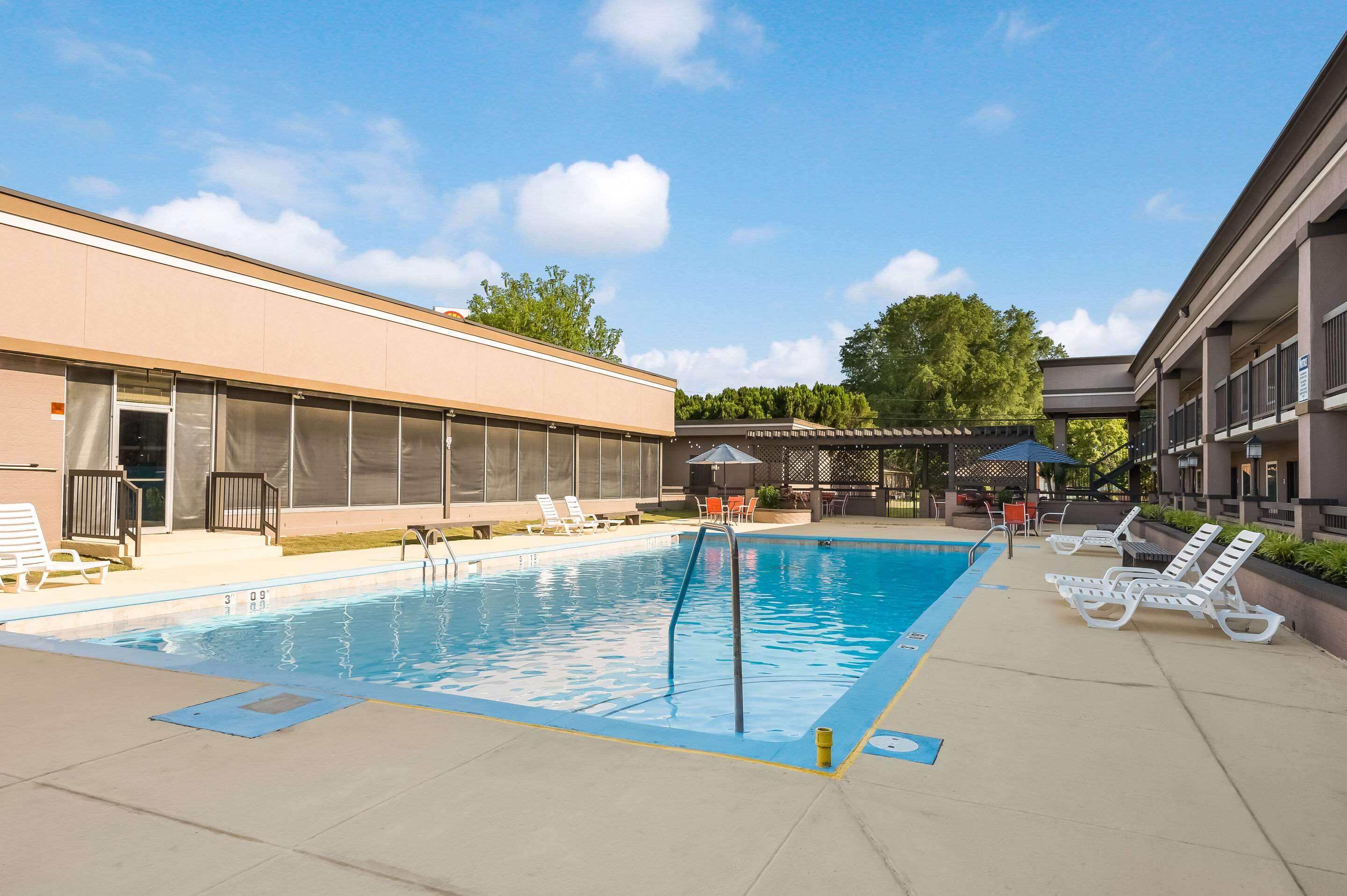 Outdoor pool | Clarion Inn & Suites Russellville I-40