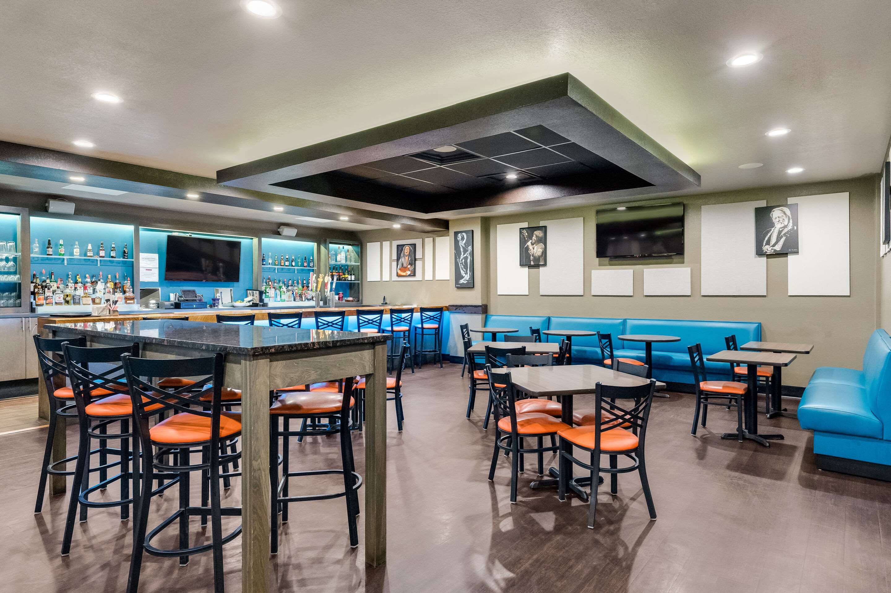 Spacious restaurant with sitting area | Clarion Inn & Suites Russellville I-40