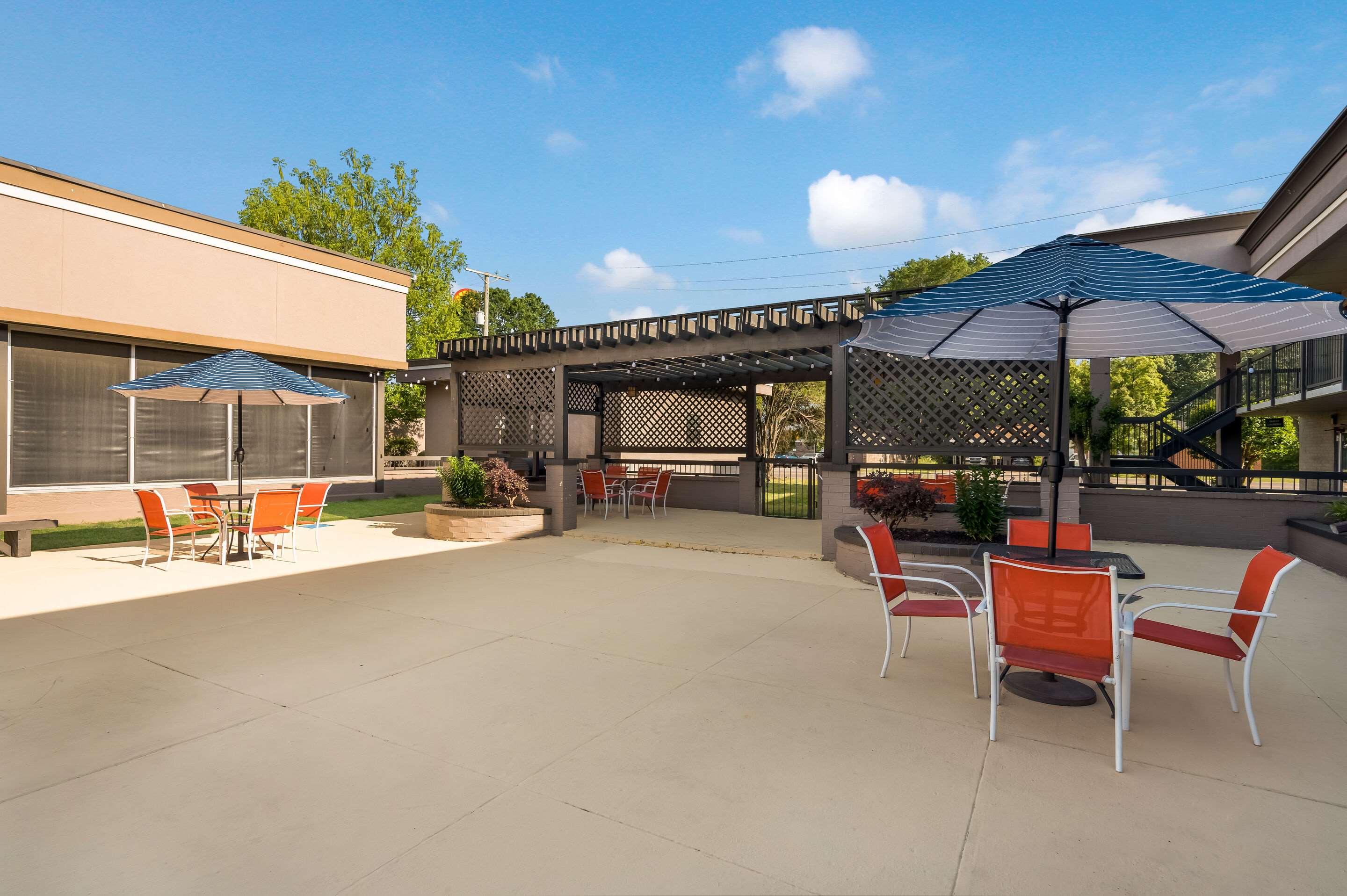 Relax on the sundeck | Clarion Inn & Suites Russellville I-40