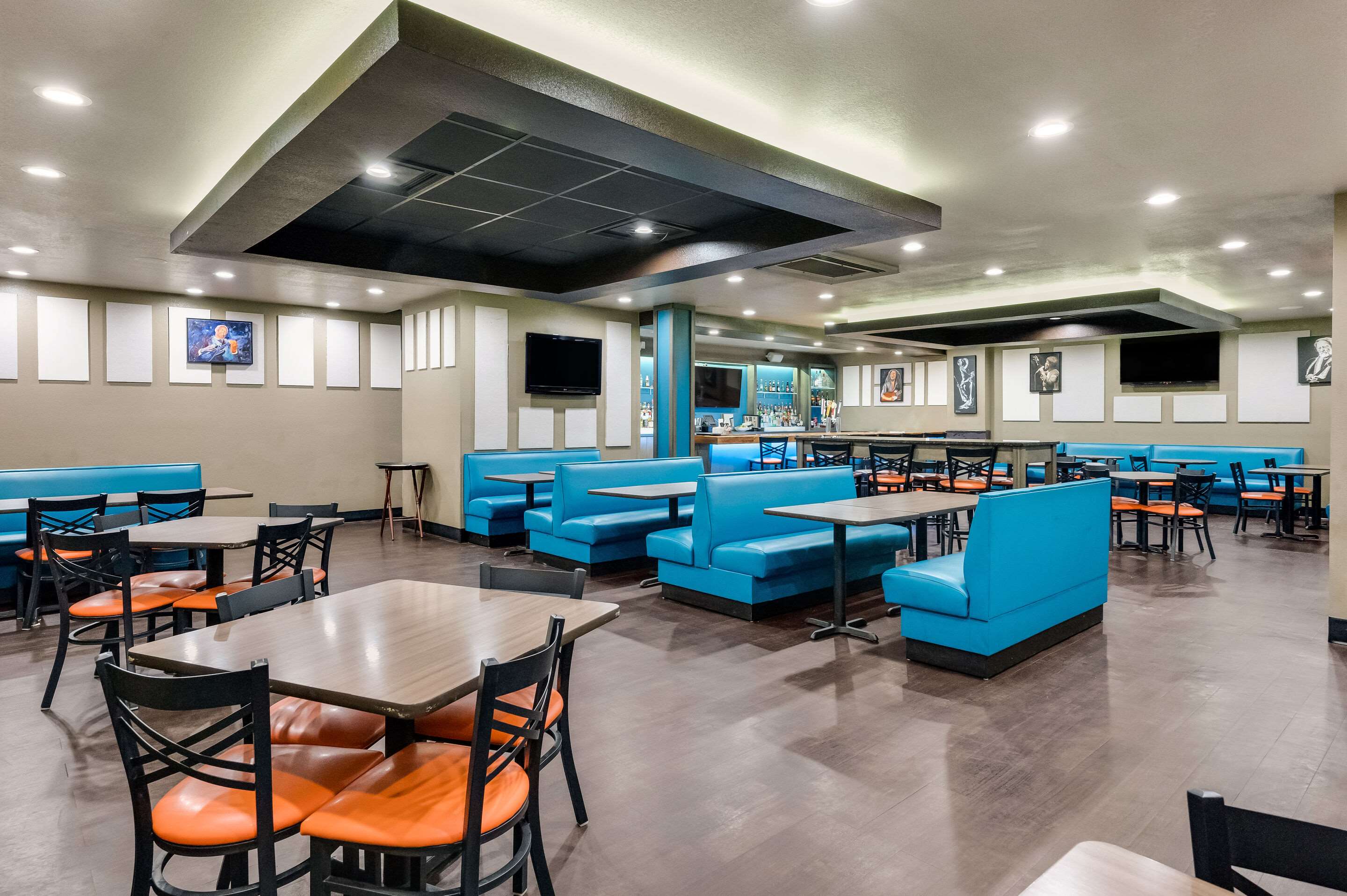 Spacious restaurant | Clarion Inn & Suites Russellville I-40
