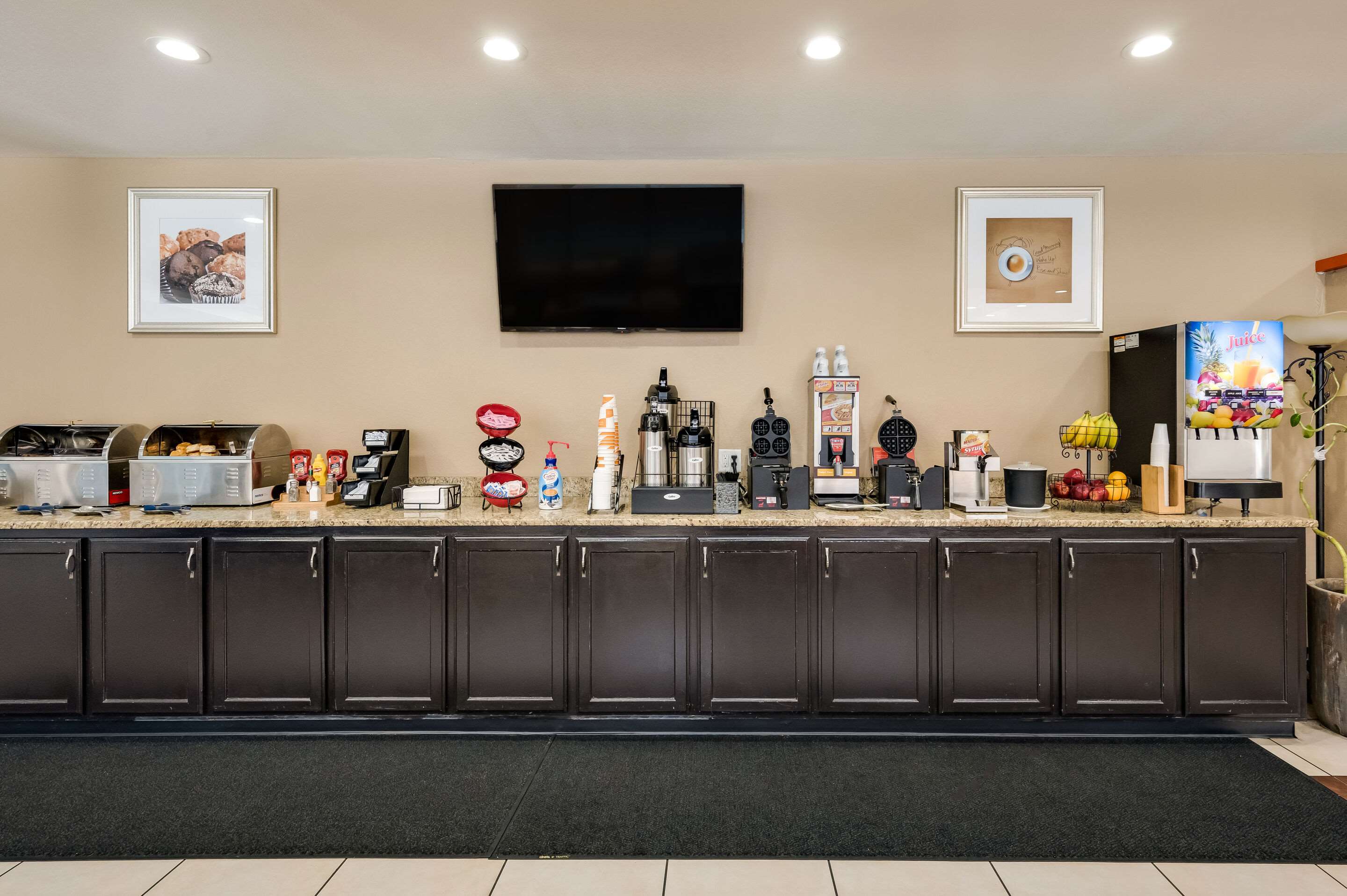Breakfast counter | Clarion Inn & Suites Russellville I-40