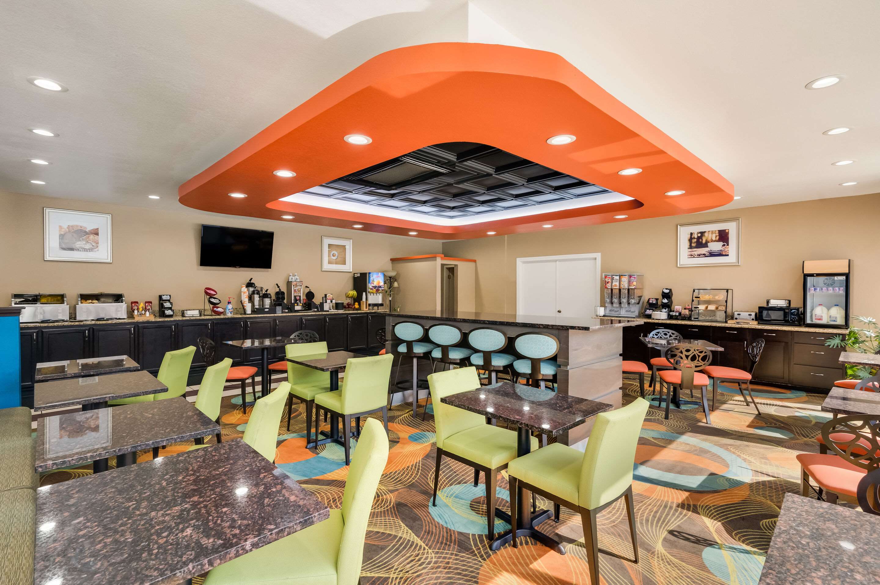 Breakfast area | Clarion Inn & Suites Russellville I-40