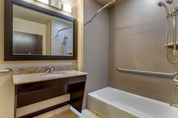 - Comfort Inn Crystal Bridges Bentonville - I-49, Exit 88