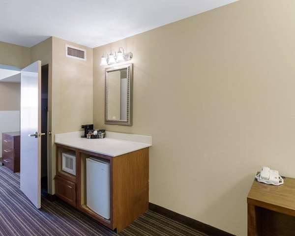 Suite - Comfort Inn & Suites Fayetteville - I-49, Exit 64