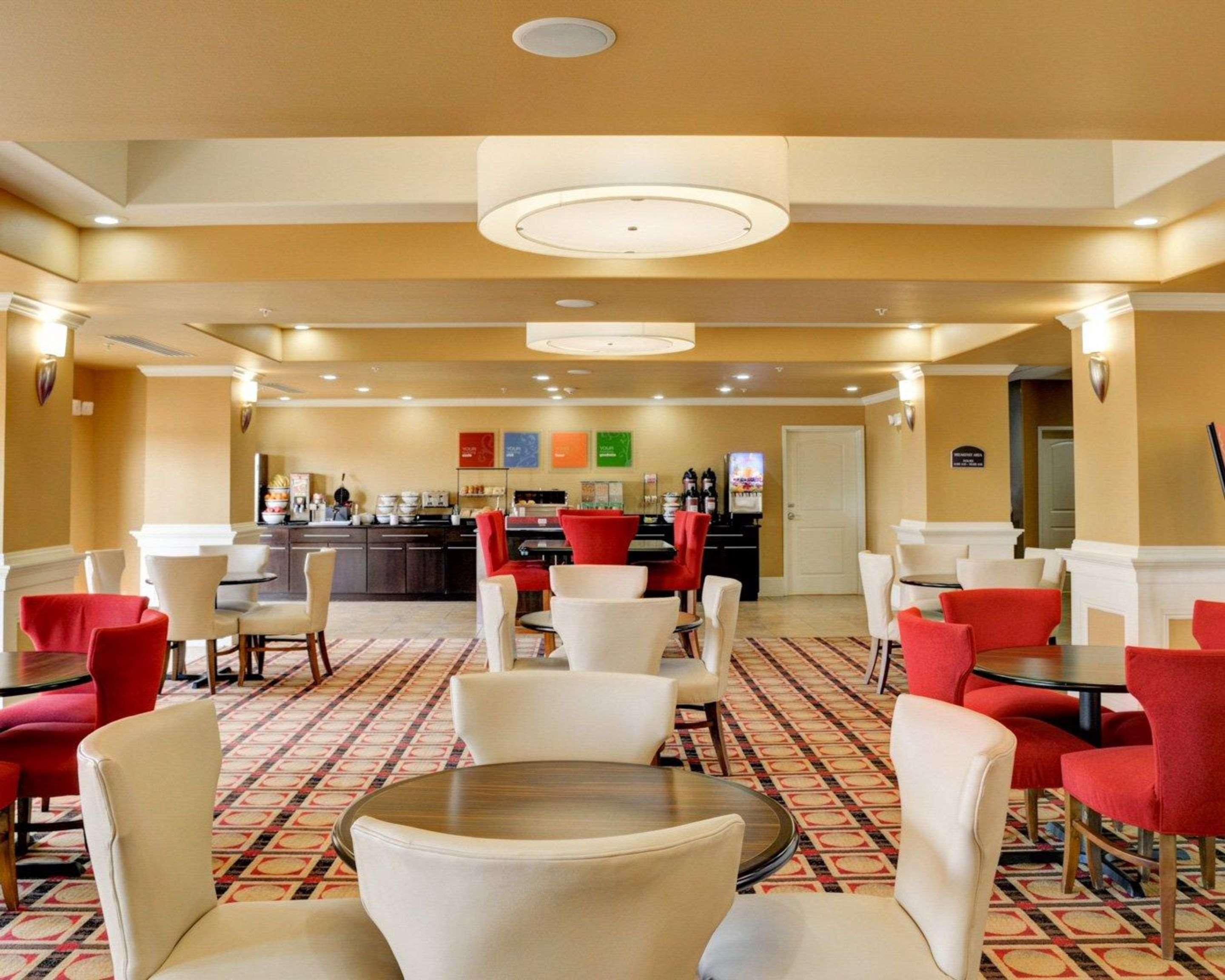 Breakfast Seating | Comfort Inn & Suites Fort Smith I-540