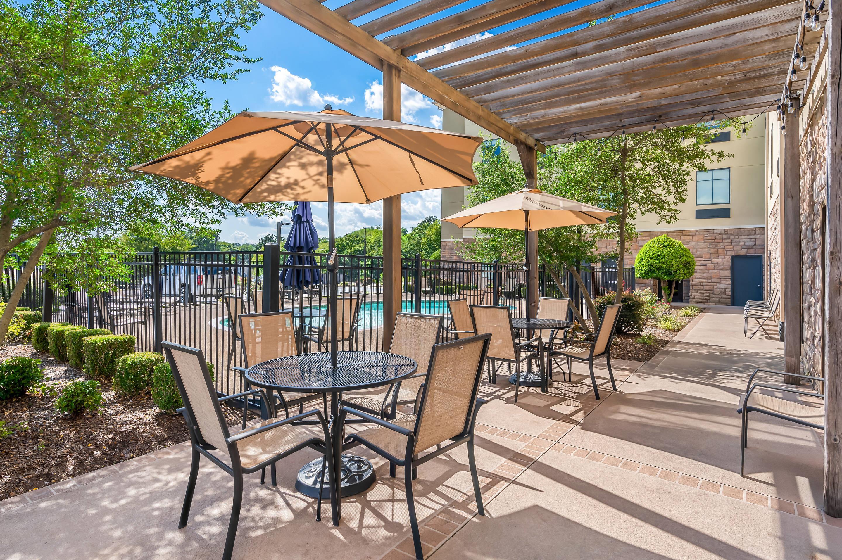 Hotel patio | Comfort Inn & Suites Fort Smith I-540