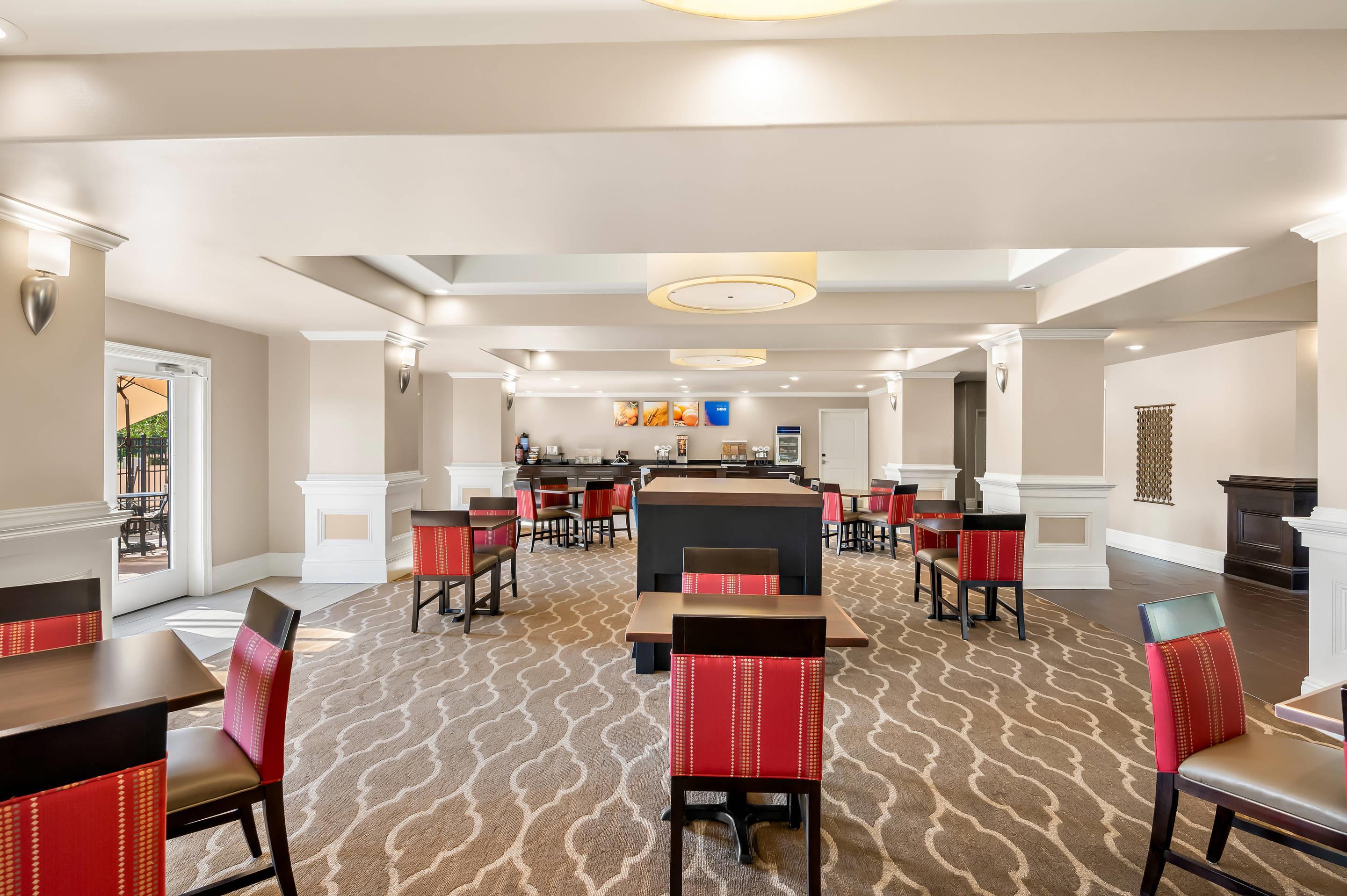Breakfast area | Comfort Inn & Suites Fort Smith I-540