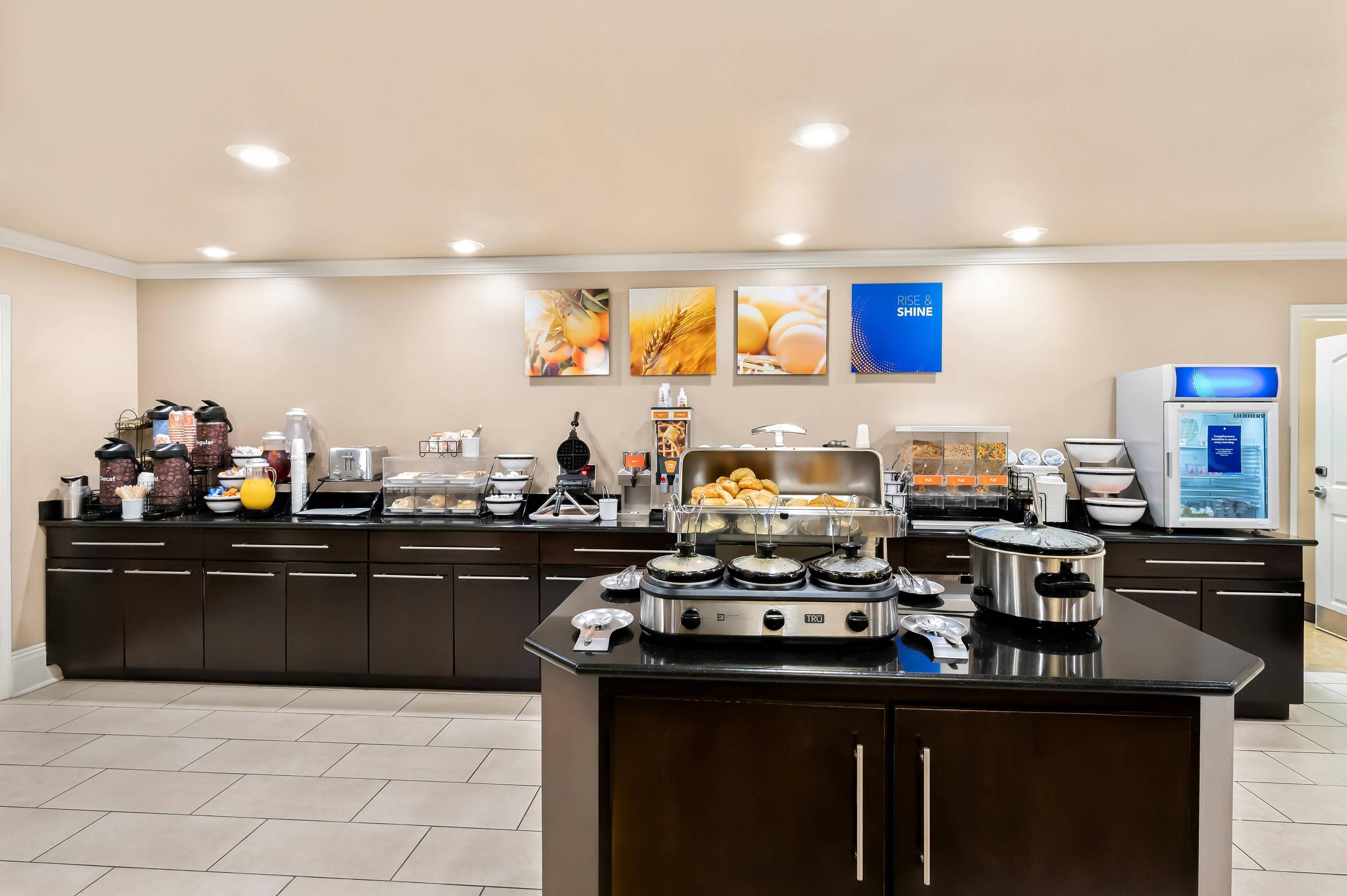 Breakfast area | Comfort Inn & Suites Fort Smith I-540