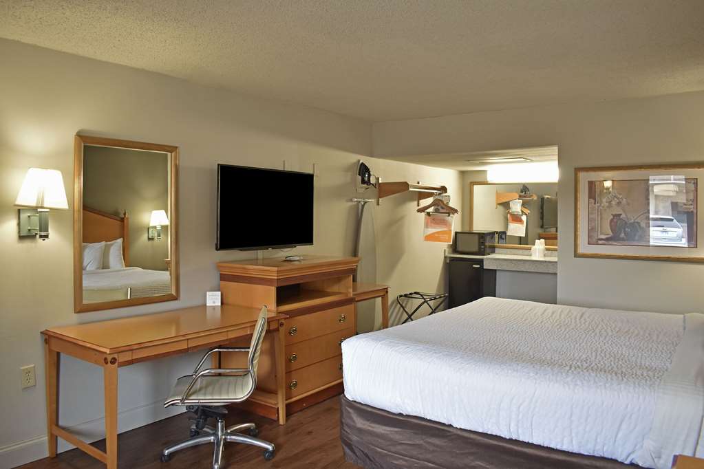 RODEWAY INN HOT SPRINGS NATIONAL PA-guestroom-Guest Room,On-Site.jpg