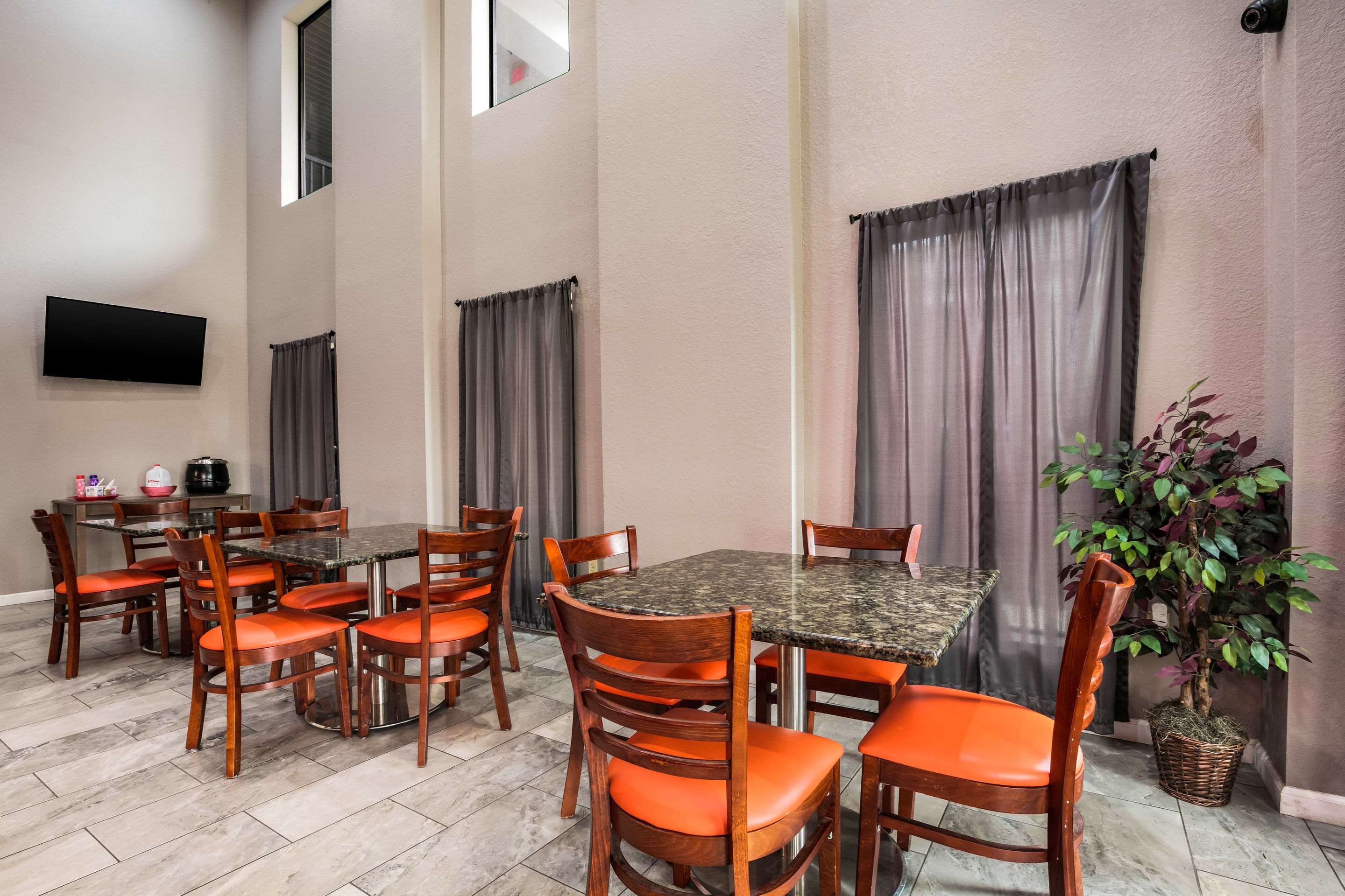Breakfast area | Econo Lodge Forrest City
