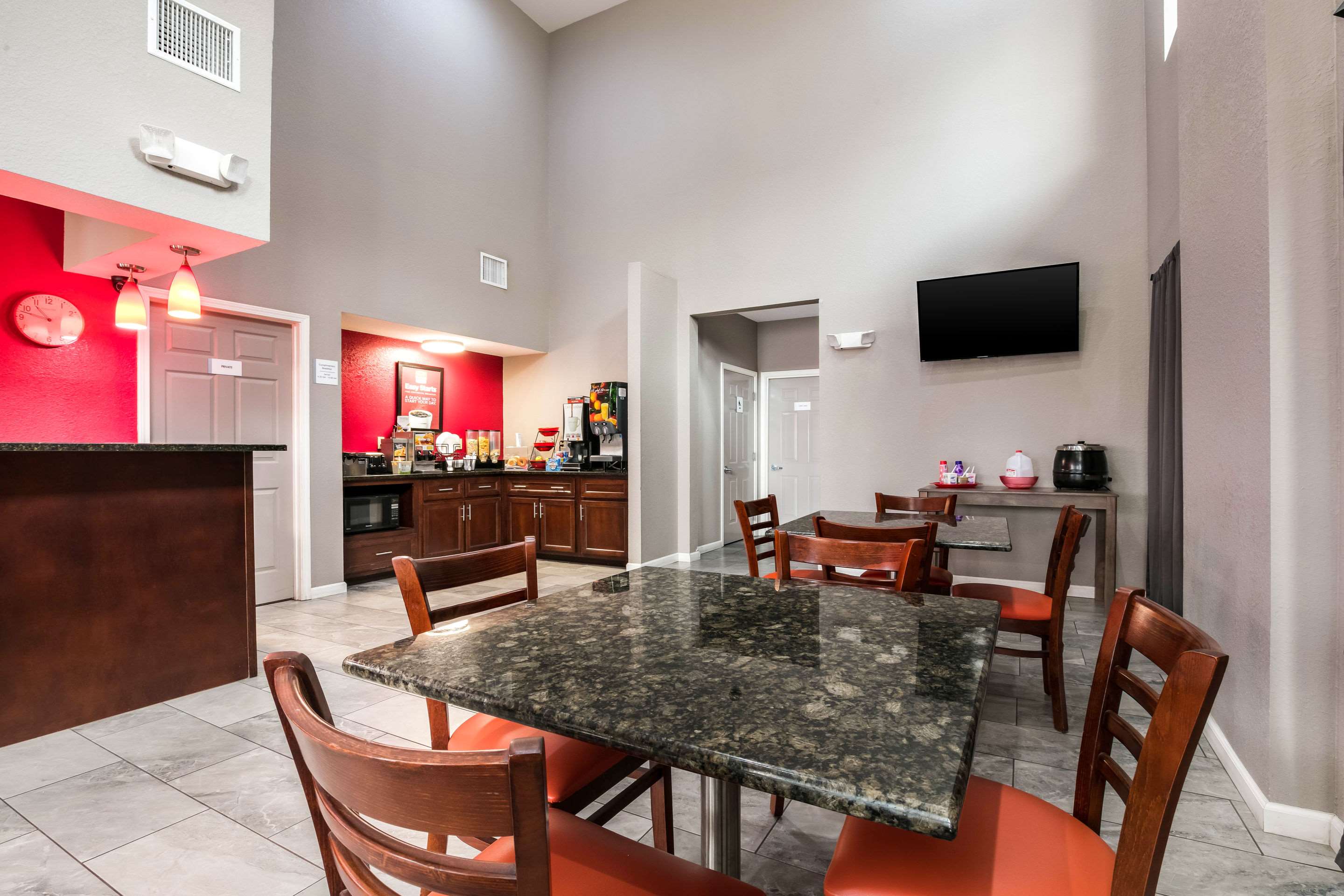 Breakfast area | Econo Lodge Forrest City
