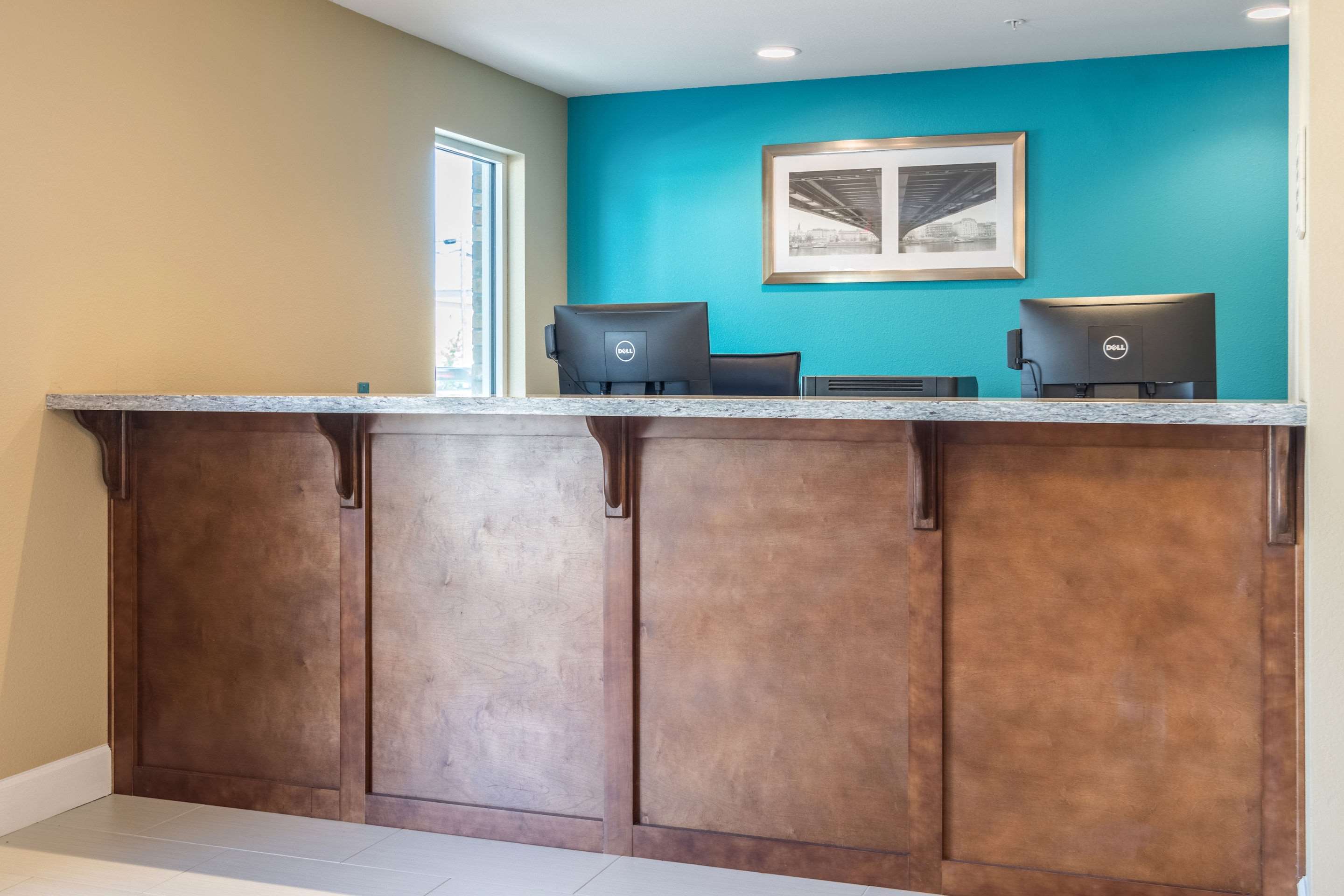 Front desk | Econo Lodge Inn & Suites North Little Rock