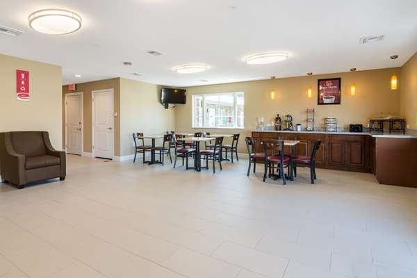 - Econo Lodge Inn & Suites Downtown North Little Rock - I-30, Exit 141