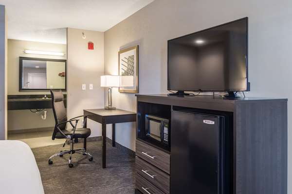  - Econo Lodge Inn & Suites Downtown North Little Rock - I-30, Exit 141