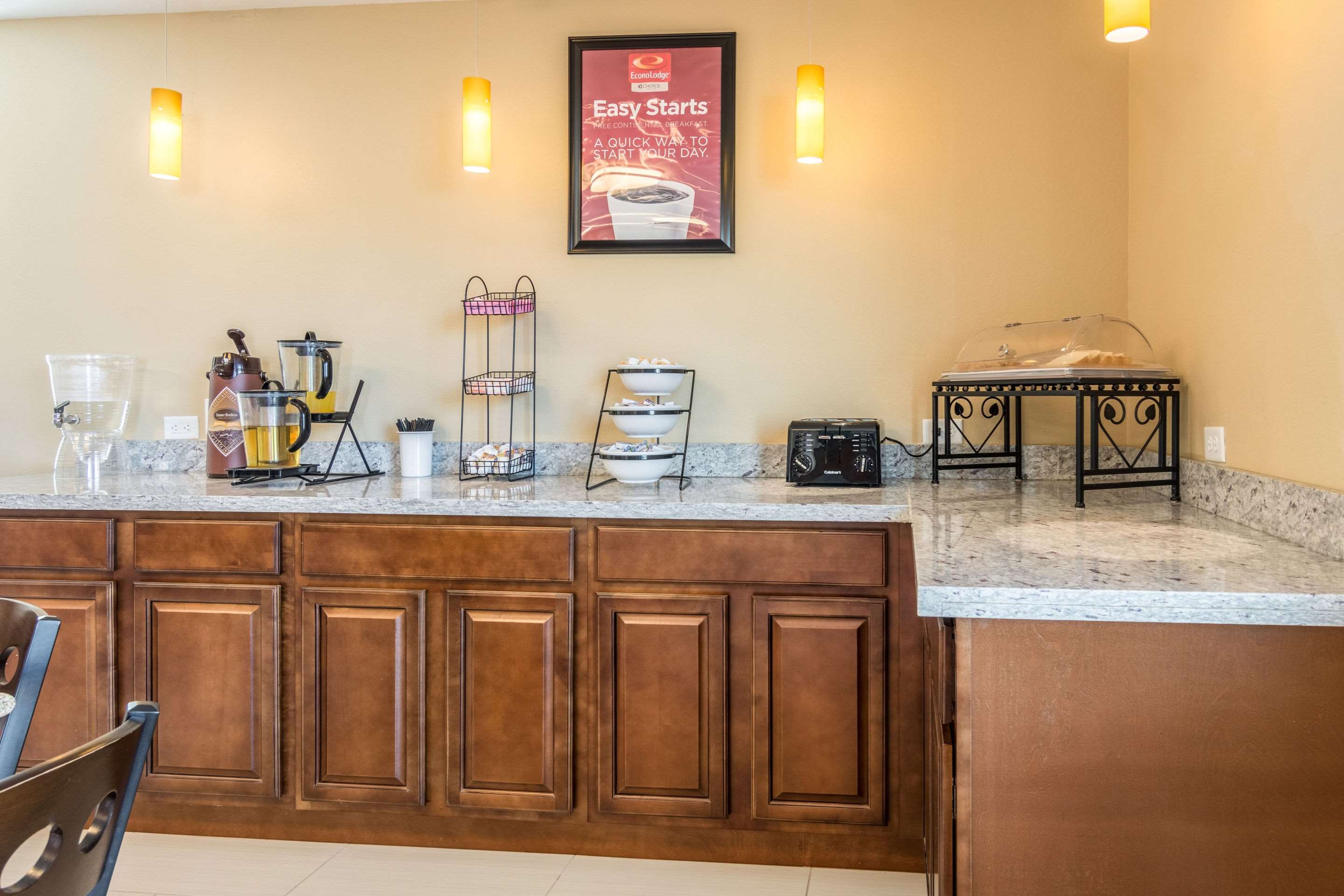 Breakfast area | Econo Lodge Inn & Suites North Little Rock