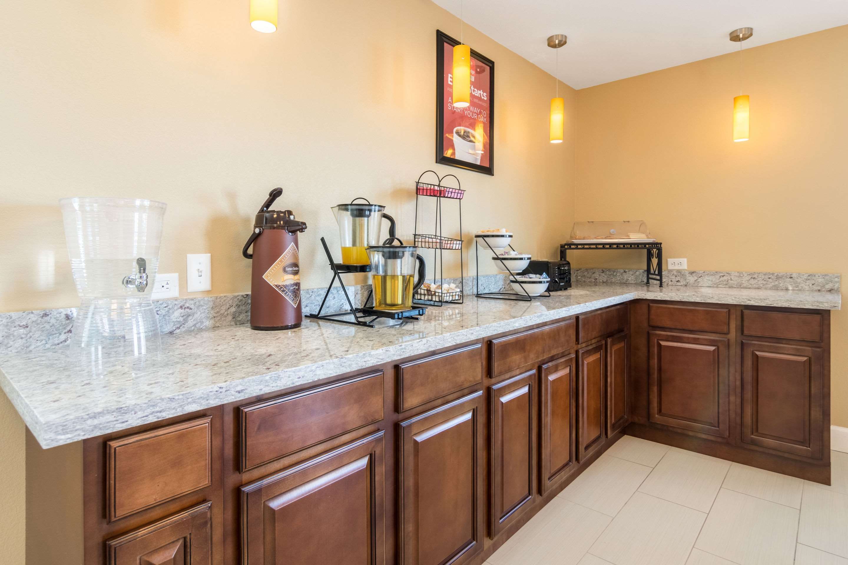 Breakfast area | Econo Lodge Inn & Suites North Little Rock