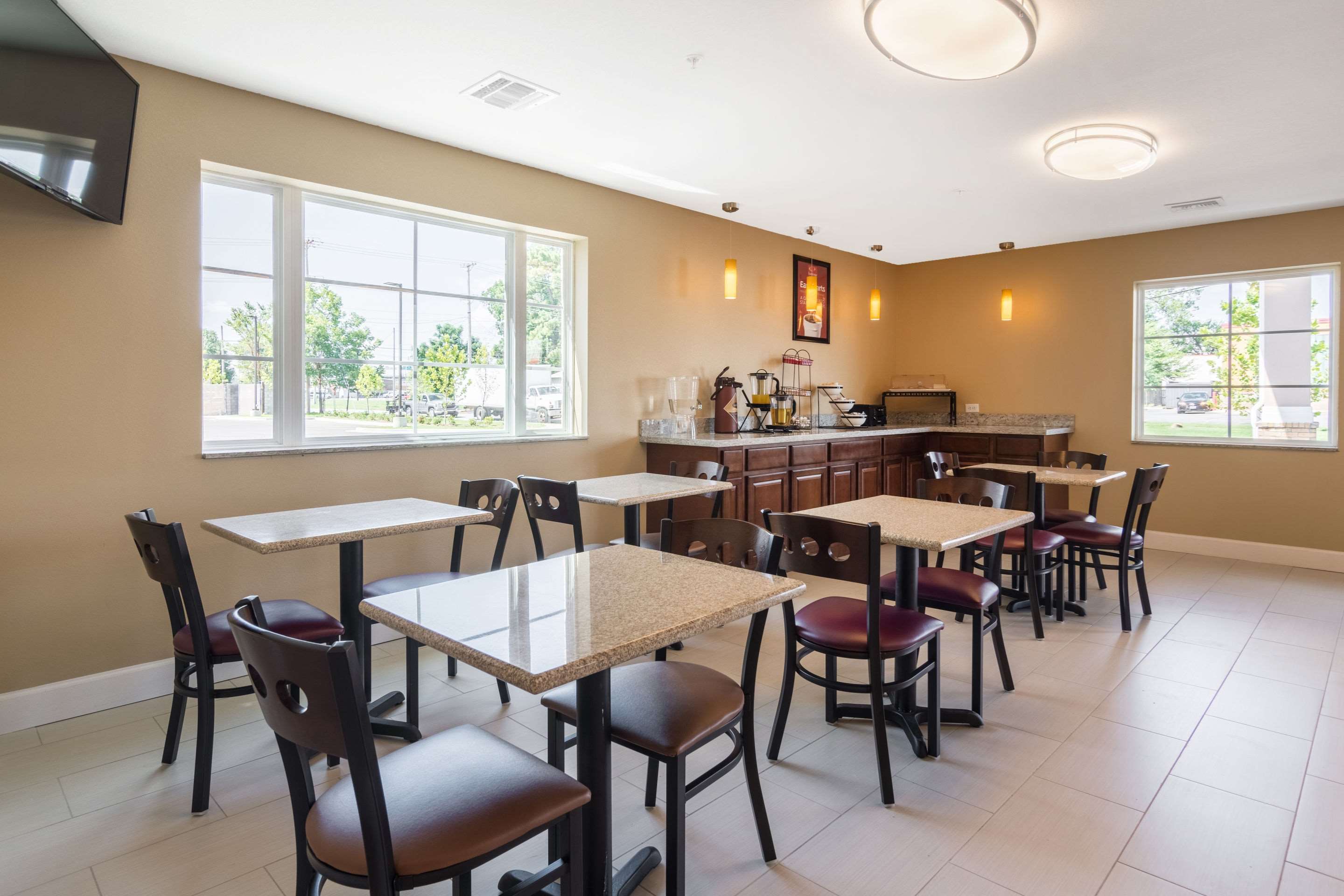 Breakfast area | Econo Lodge Inn & Suites North Little Rock