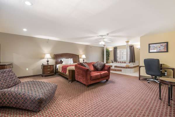 Suite - Econo Lodge Inn & Suites Bryant - I-30, Exit 123