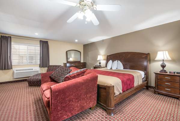 Suite - Econo Lodge Inn & Suites Bryant - I-30, Exit 123