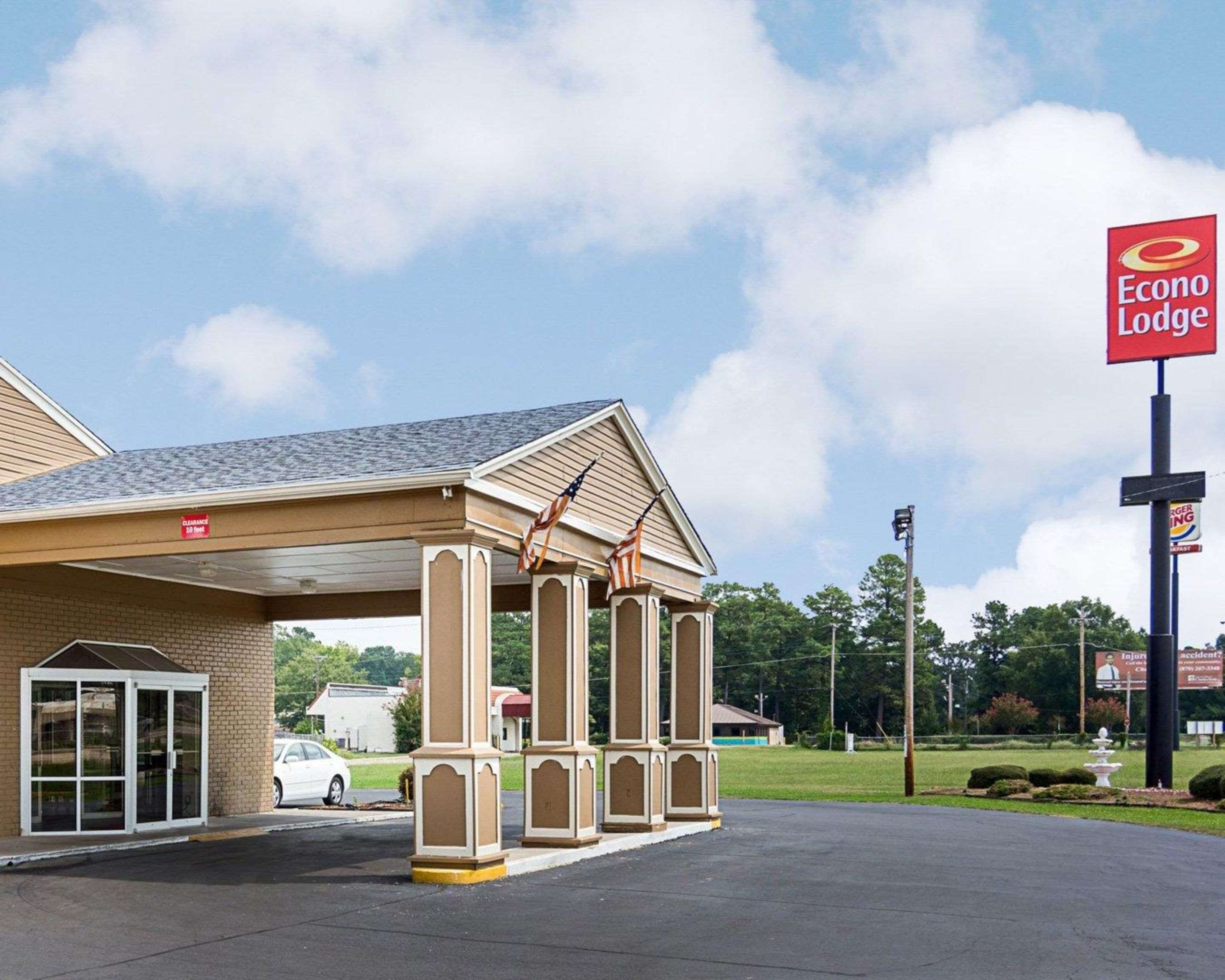 Hotel entrance | Econo Lodge Pine Bluff