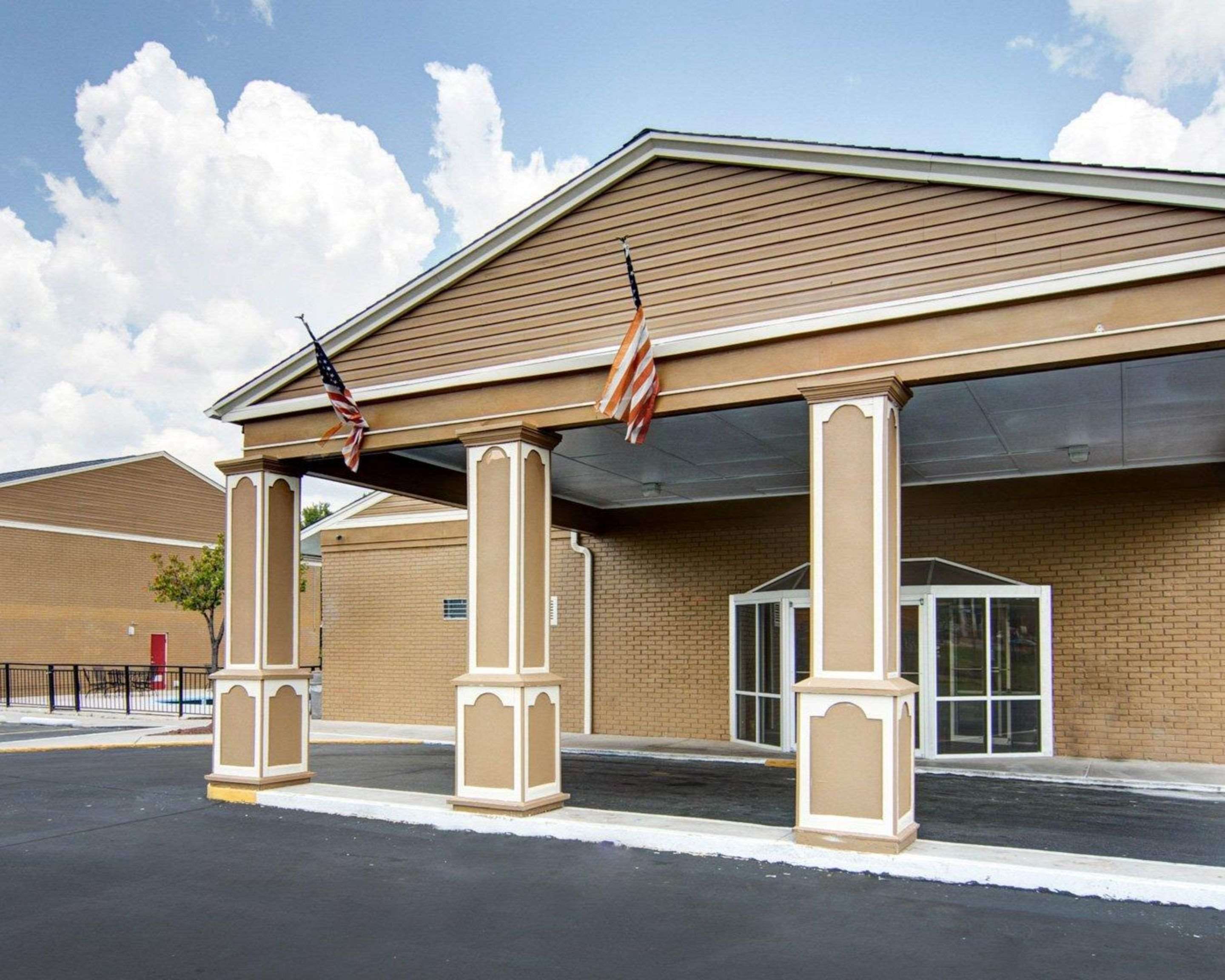 Hotel entrance | Econo Lodge Pine Bluff