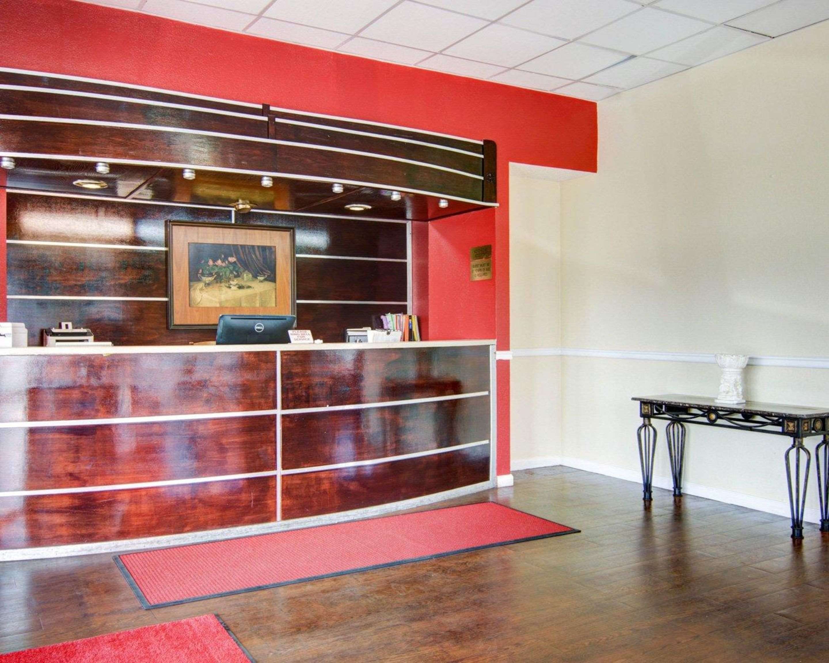 Front desk | Econo Lodge Pine Bluff
