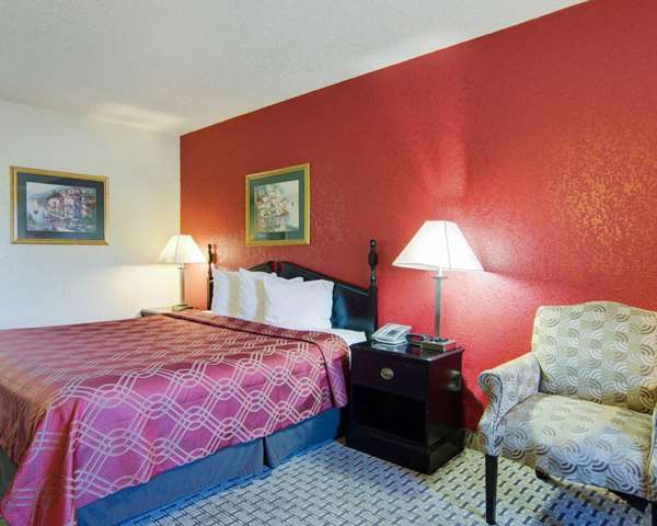  - Econo Lodge Pine Bluff