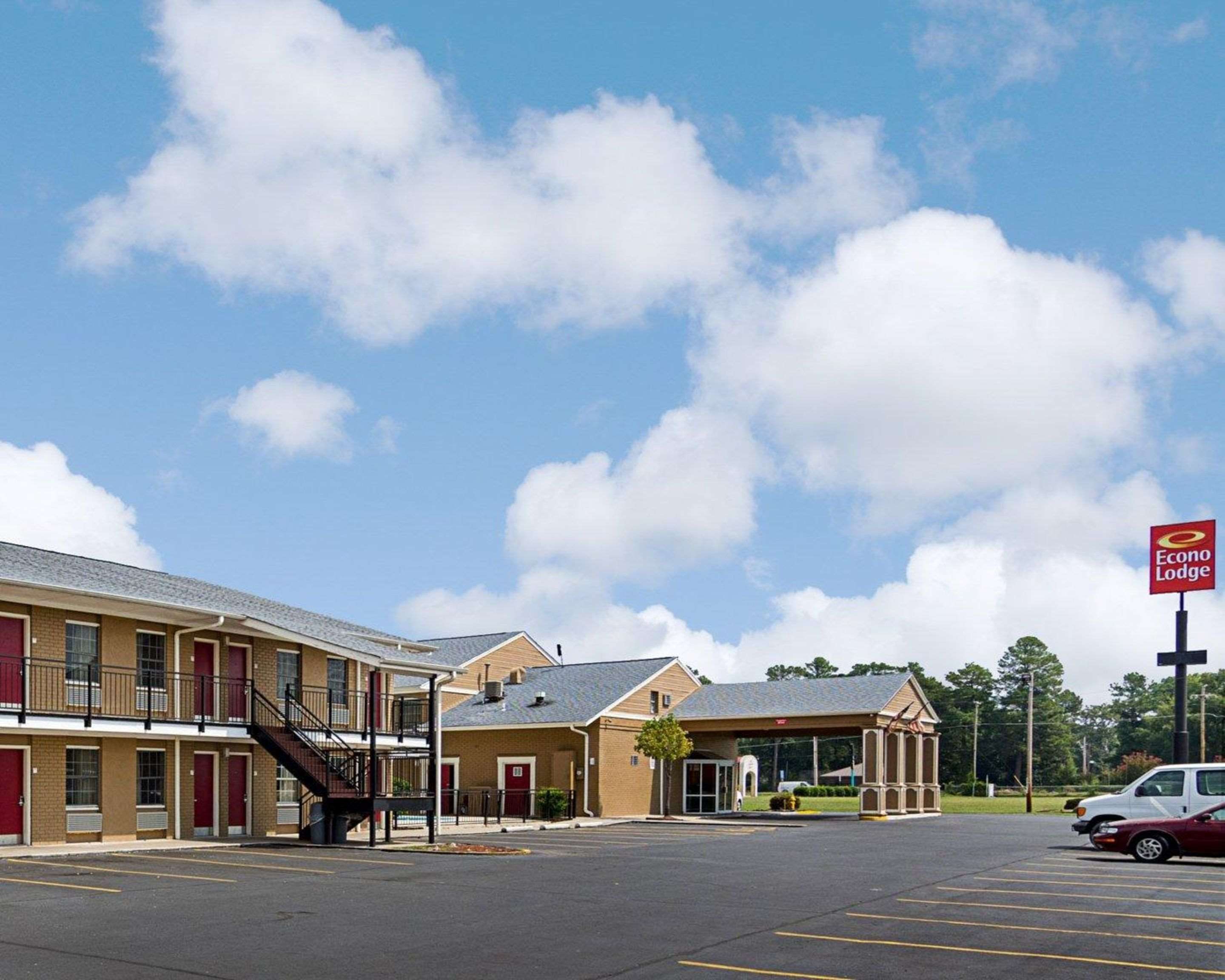 Side view of hotel | Econo Lodge Pine Bluff