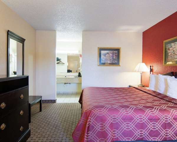  - Econo Lodge Pine Bluff
