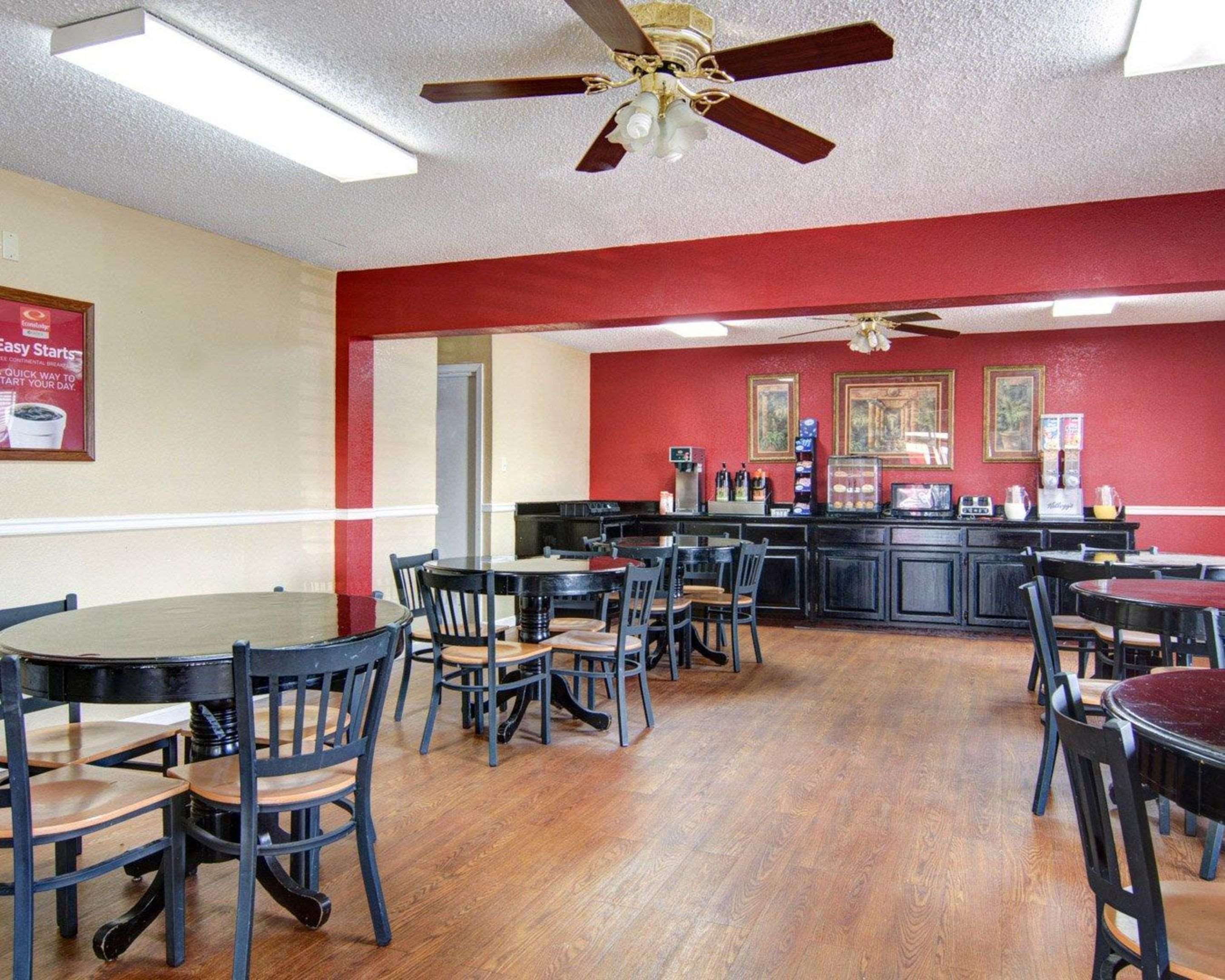 Enjoy breakfast in this seating area | Econo Lodge Pine Bluff