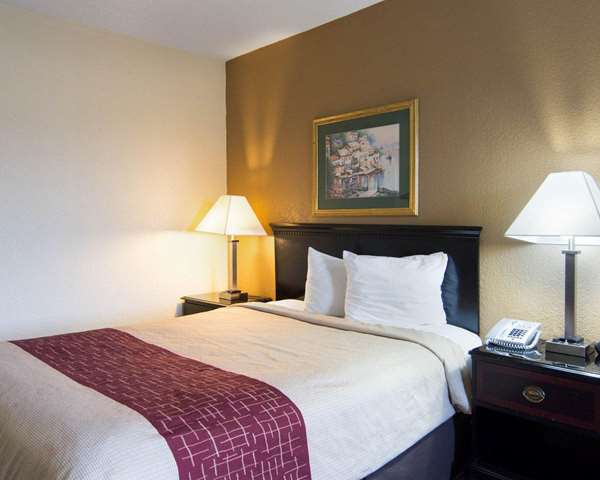 - Econo Lodge Pine Bluff