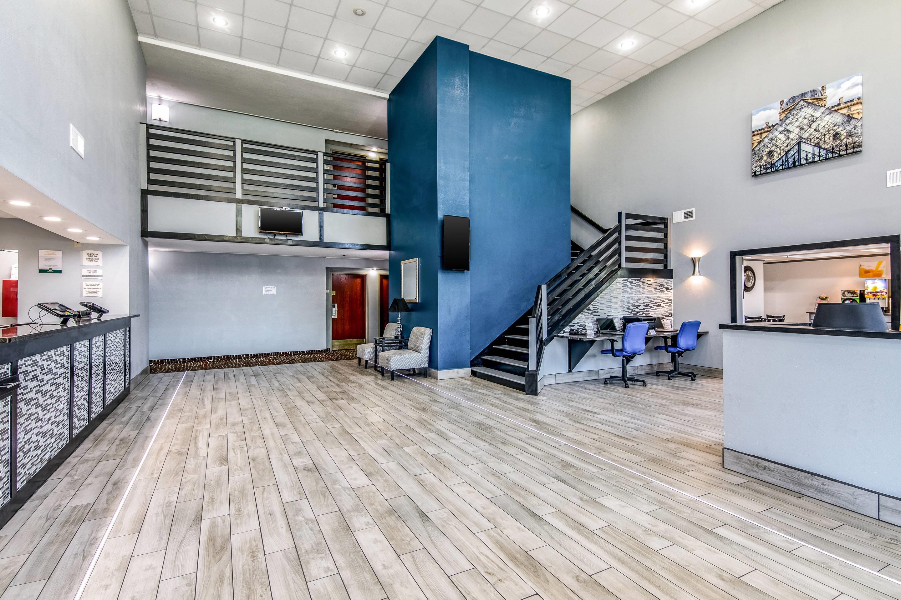 Spacious lobby | Quality Suites Maumelle - Little Rock NW