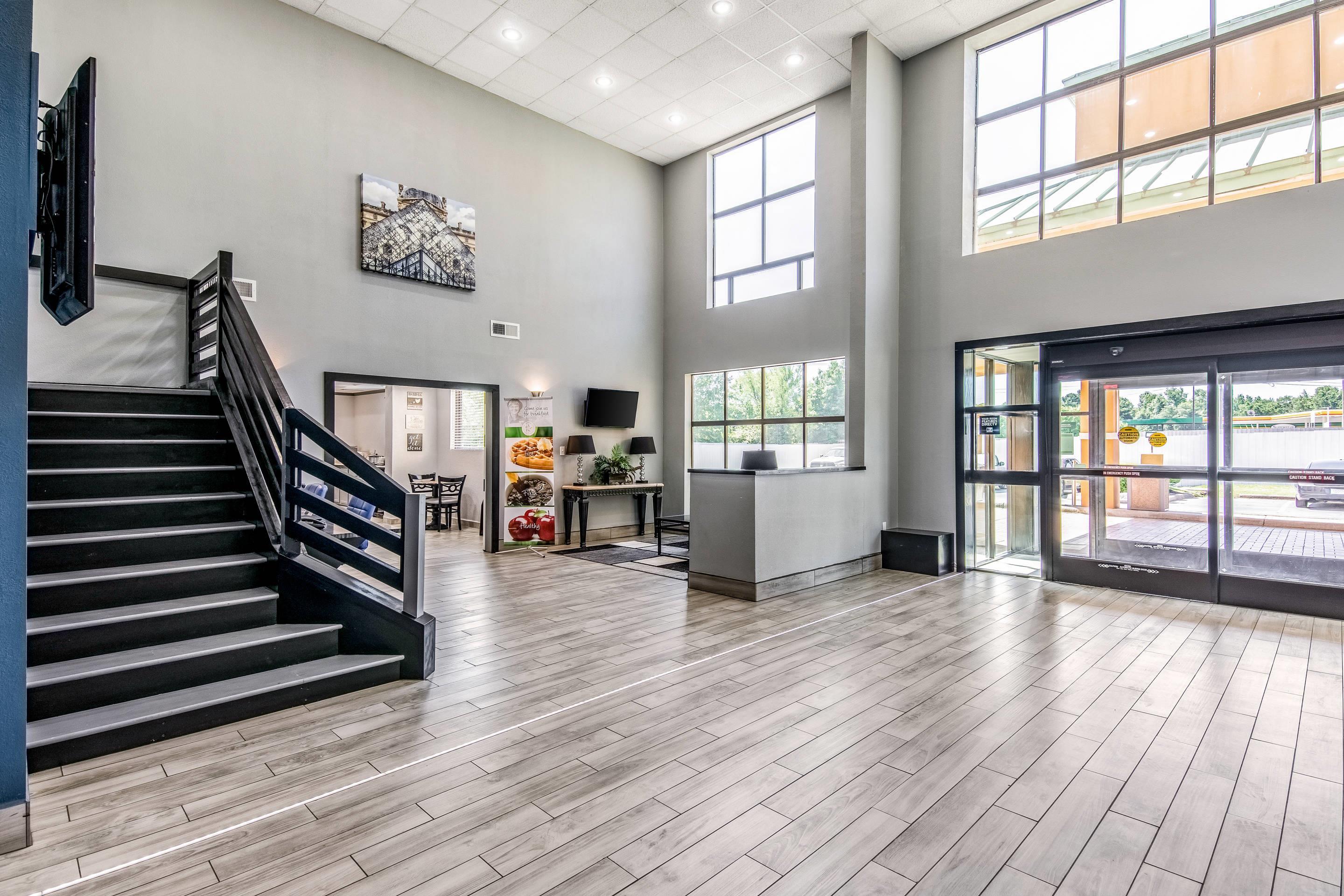 Hotel lobby | Quality Suites Maumelle - Little Rock NW