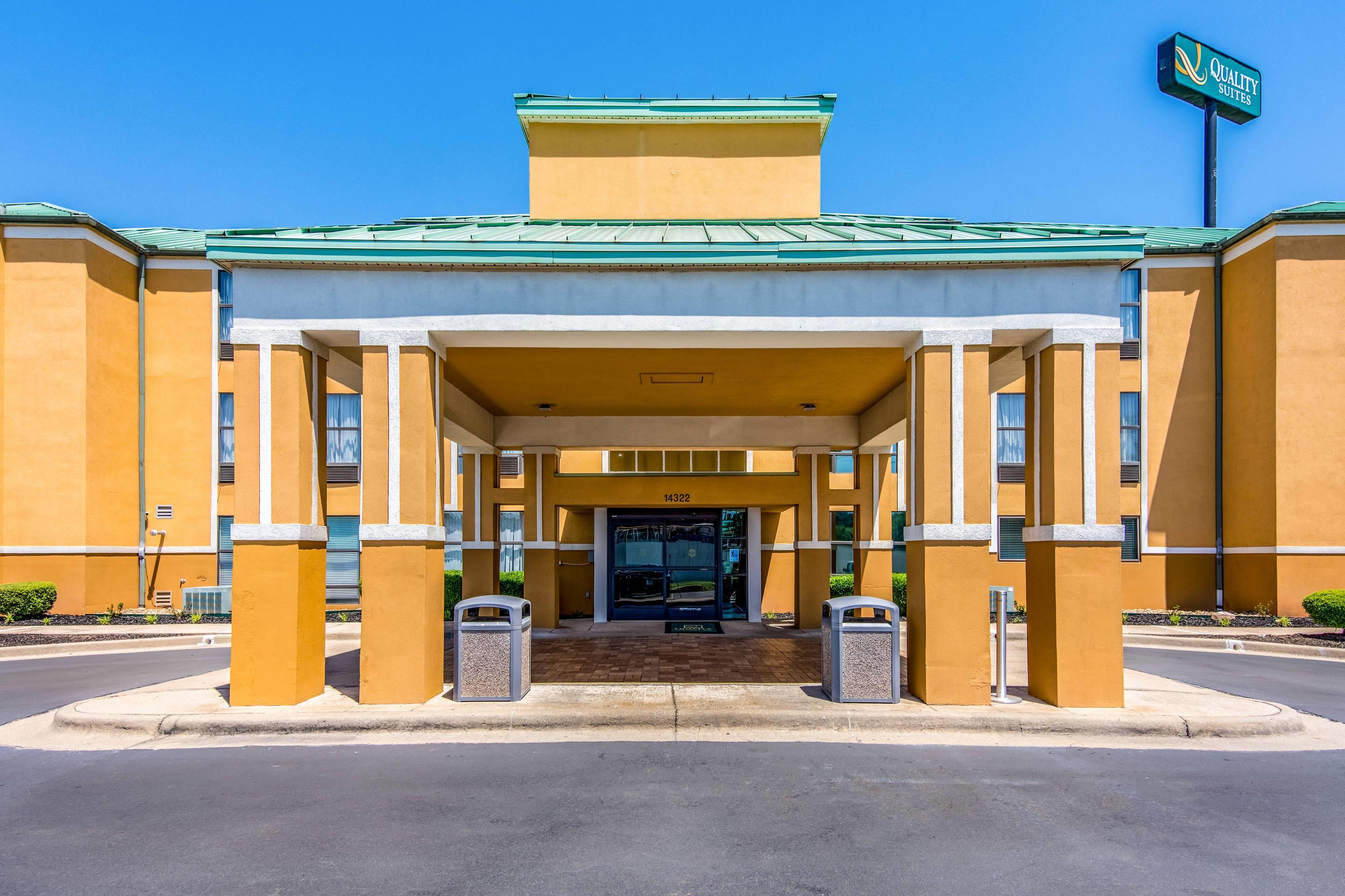 Hotel Entrance | Quality Suites Maumelle - Little Rock NW