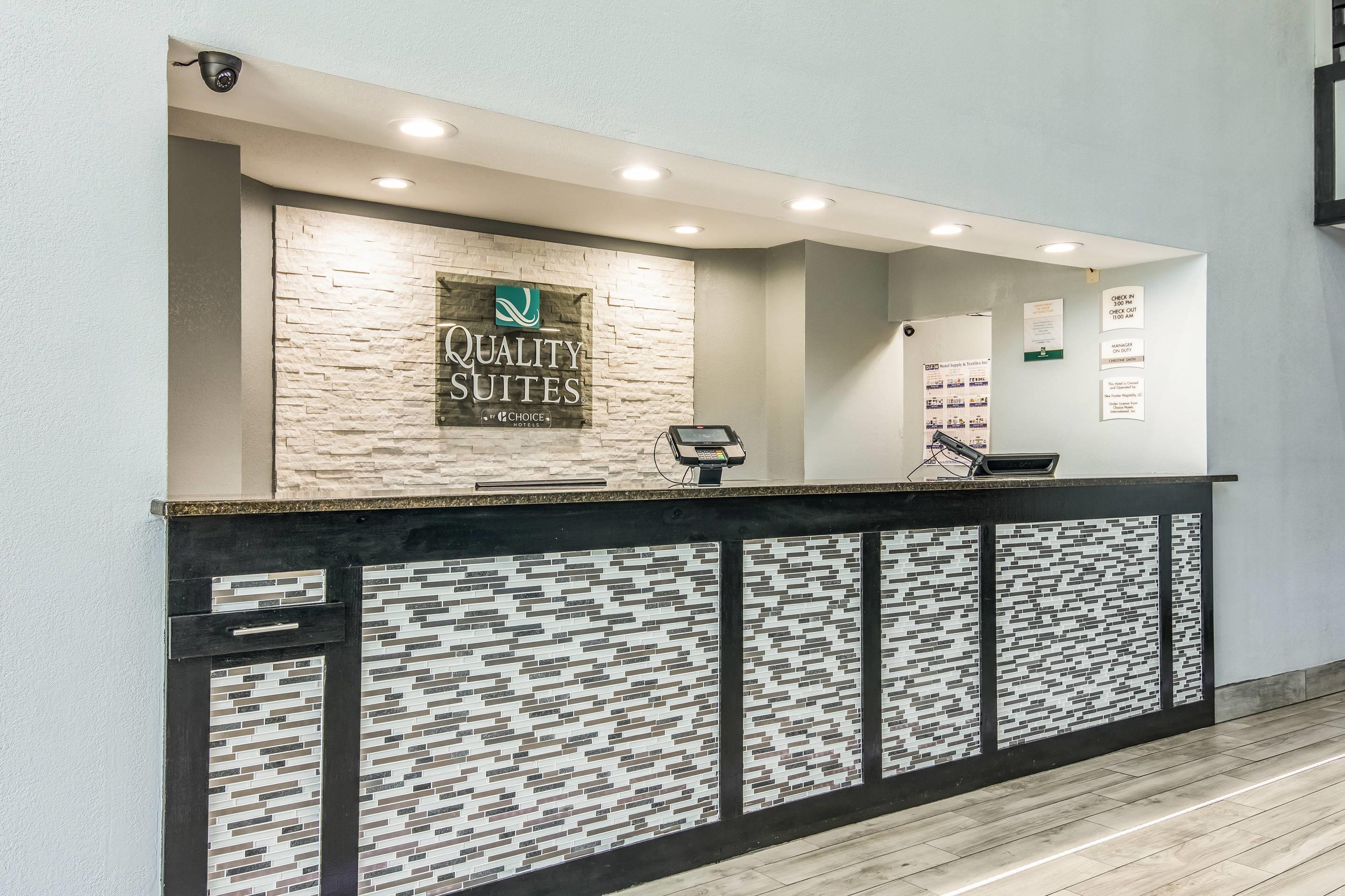 Front desk with friendly staff | Quality Suites Maumelle - Little Rock NW