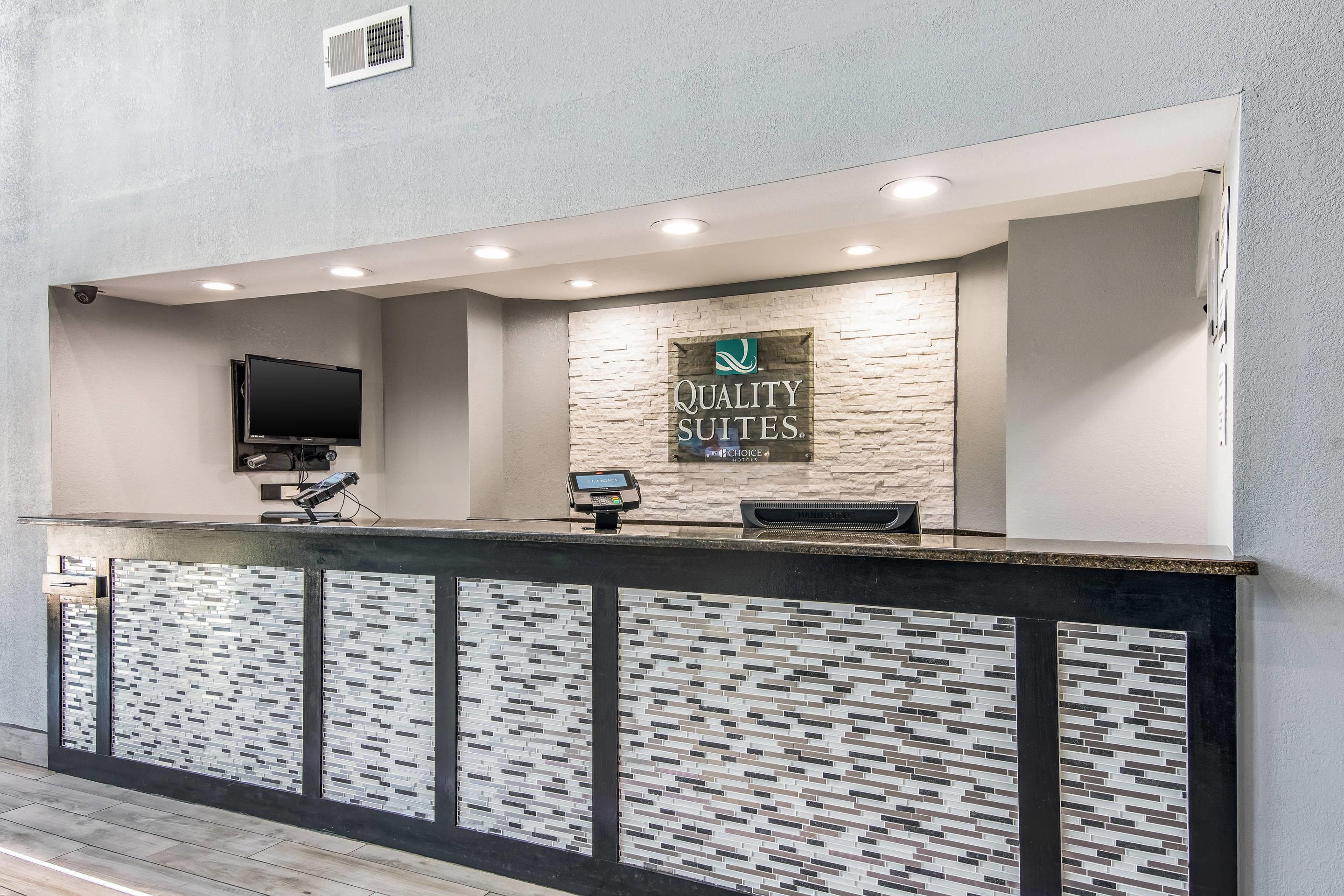 Front desk | Quality Suites Maumelle - Little Rock NW