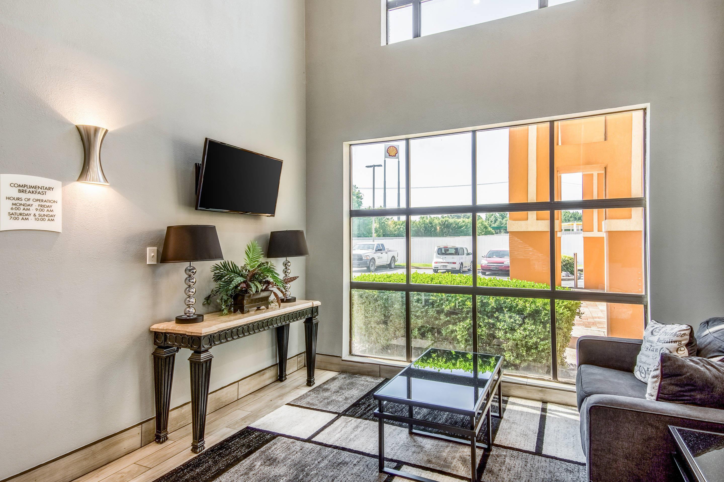Hotel lobby | Quality Suites Maumelle - Little Rock NW