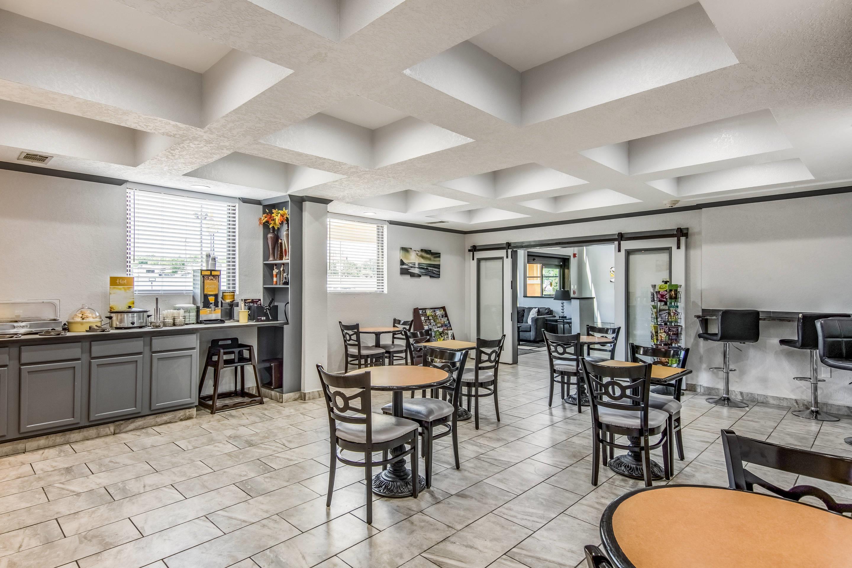 Enjoy breakfast in this seating area | Quality Suites Maumelle - Little Rock NW