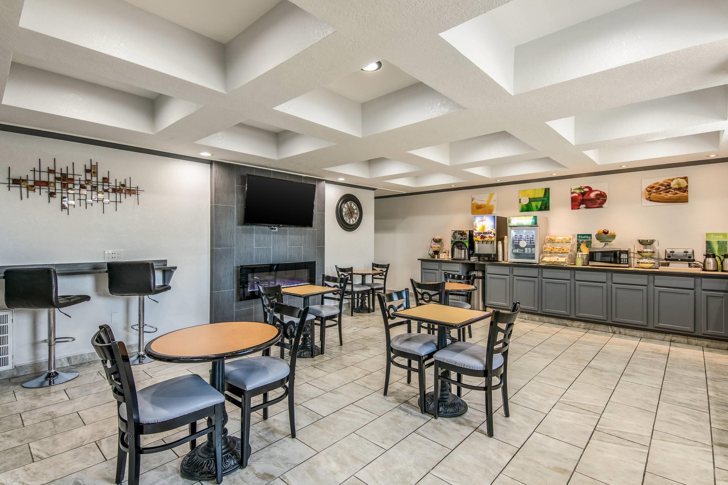 Enjoy breakfast in this seating area | Quality Suites Maumelle - Little Rock NW